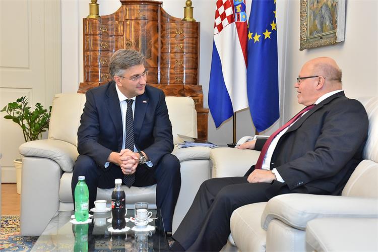 CE4FBB5C-D25C-4A69-9C2A-56FCA504EBAC