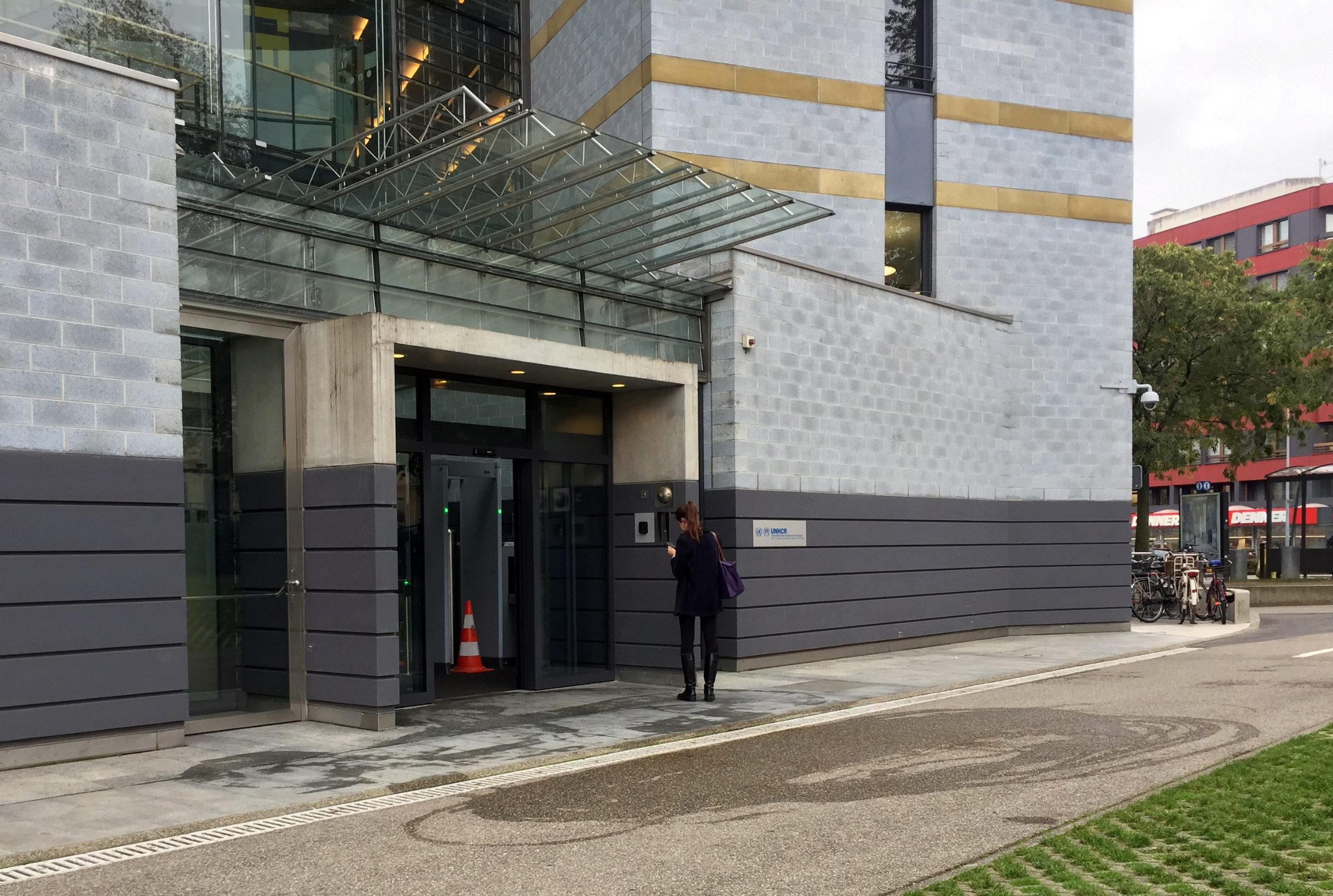 Sporedni ulaz sjedišta UNHCR-a gdje se zapalio sirijski Kurd