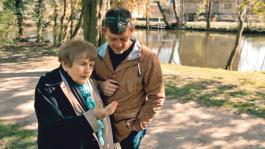 
Eva Mozes Kor, koja je u logoru izgubila roditelje i dvije sestre, usvojila je Hössova unuka, čovjeka koji živi progonjen prošlošću, zločinima koje je počinio njegov djed