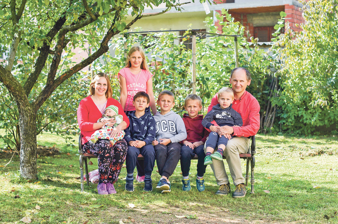Tata Marko (47), majka Ana (41) i njihova djeca: Klara (12), Josip (9), ide u treći razred, Janko (8), prvašić Bartol (7), Blaž (3) i najmlađi Ilija, koji ima tri mjeseca