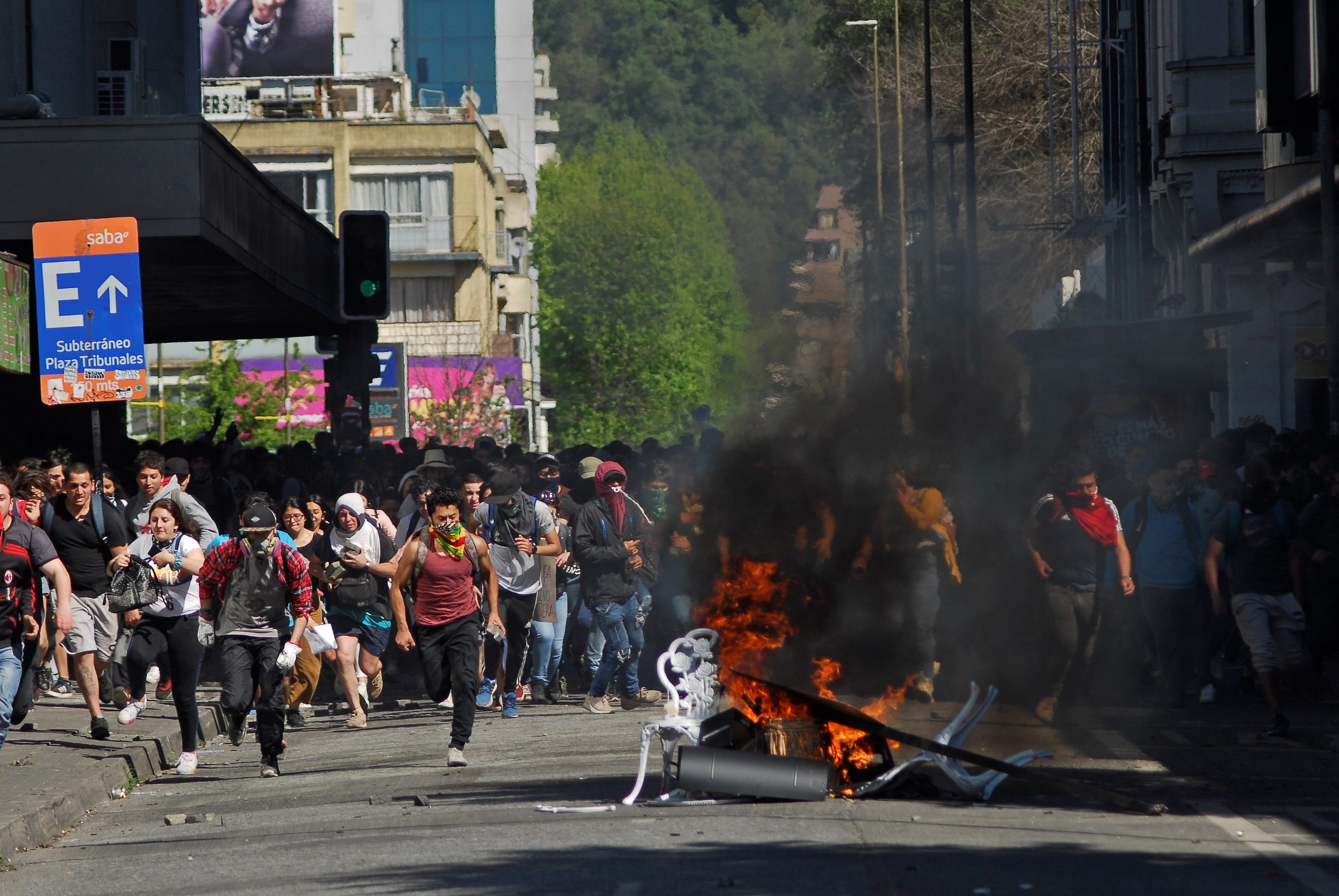 2019-10-23T232444Z_1404433917_RC13C7C9F000_RTRMADP_3_CHILE-PROTESTS