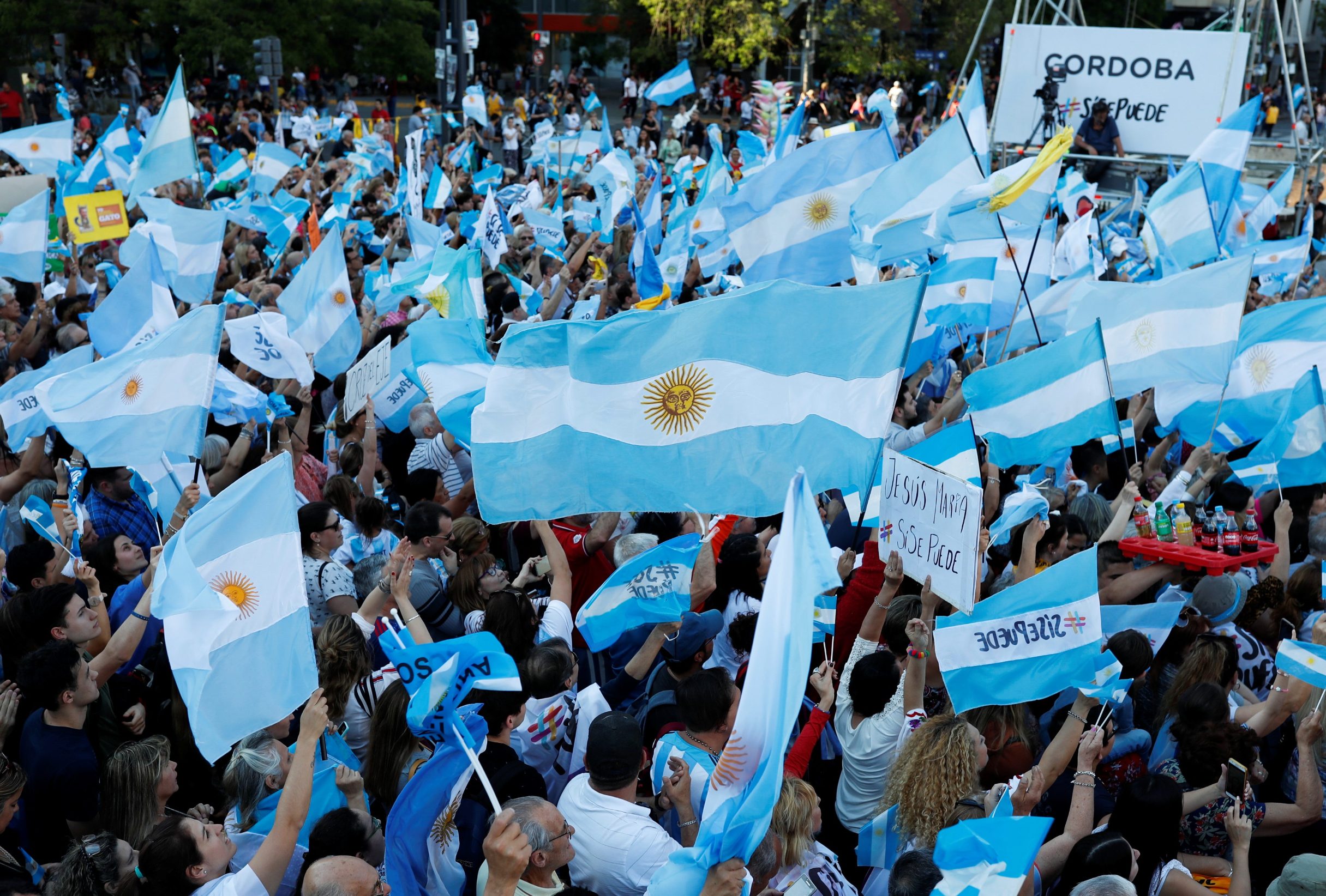 2019-10-24T212629Z_793958154_RC13EFDBDD80_RTRMADP_3_ARGENTINA-ELECTION-MACRI-PICHETTO