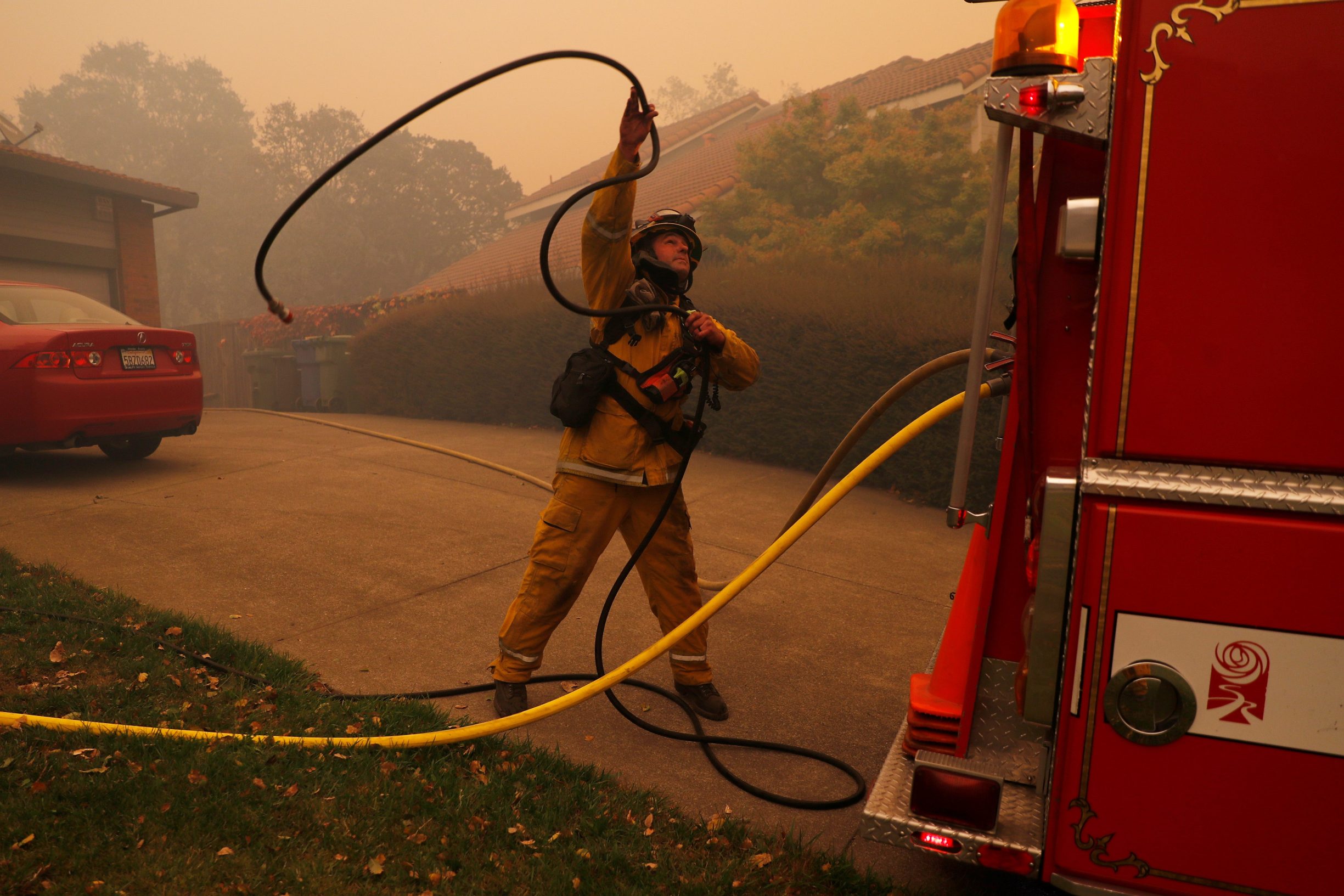 2019-10-28T020402Z_1698187460_RC1B9CF0C620_RTRMADP_3_CALIFORNIA-WILDFIRE