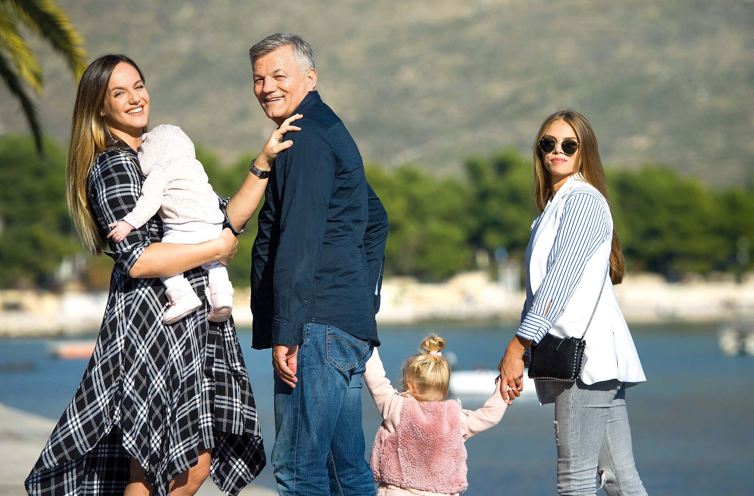 Ivan Gudelj s kćerima Ivanom i Đanom te unučicama Noemi i Gretom