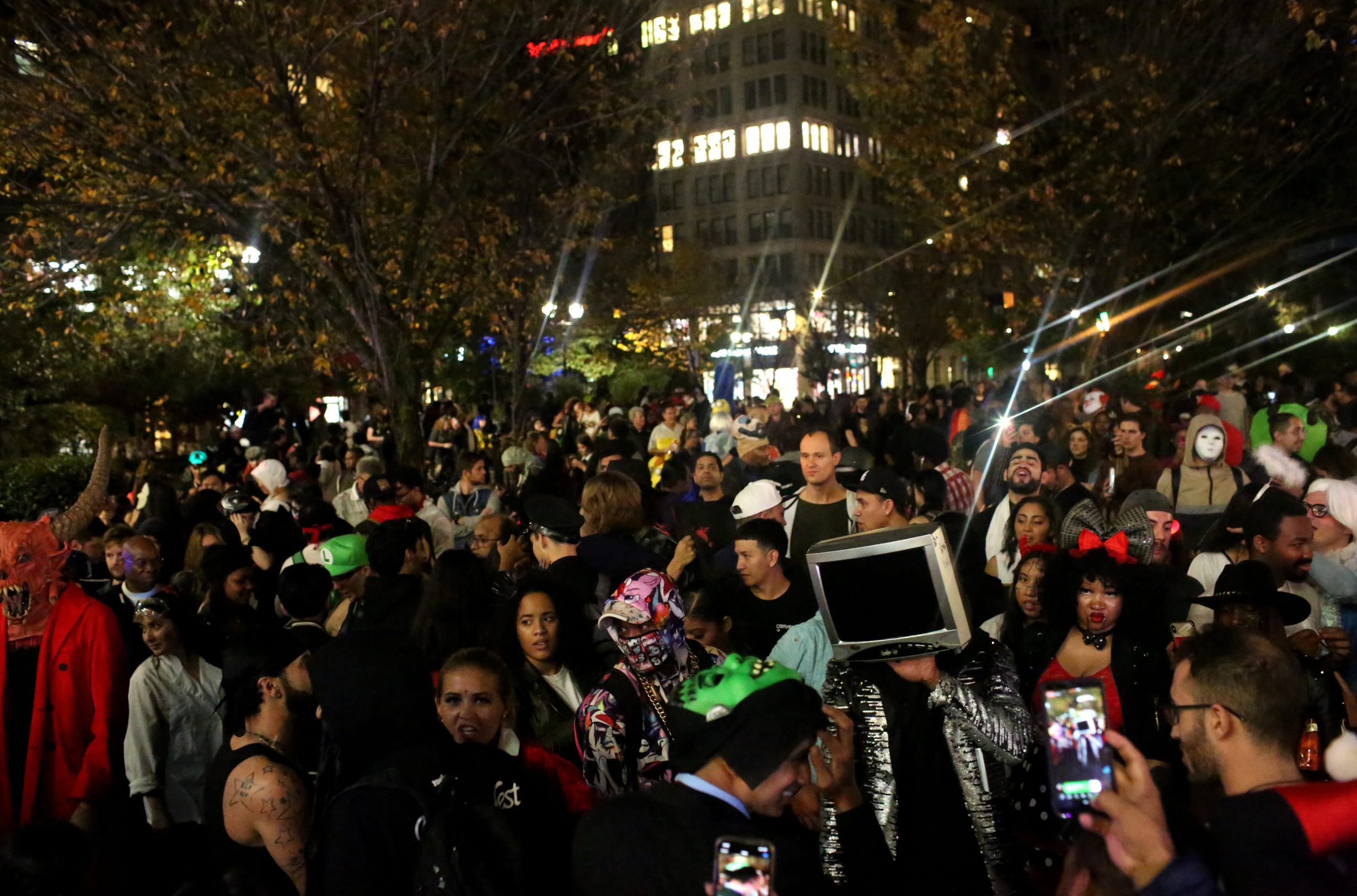 2019-11-01T035345Z_1579761489_RC1B10529BE0_RTRMADP_3_HALLOWEEN-DAY-USA-NEW-YORK