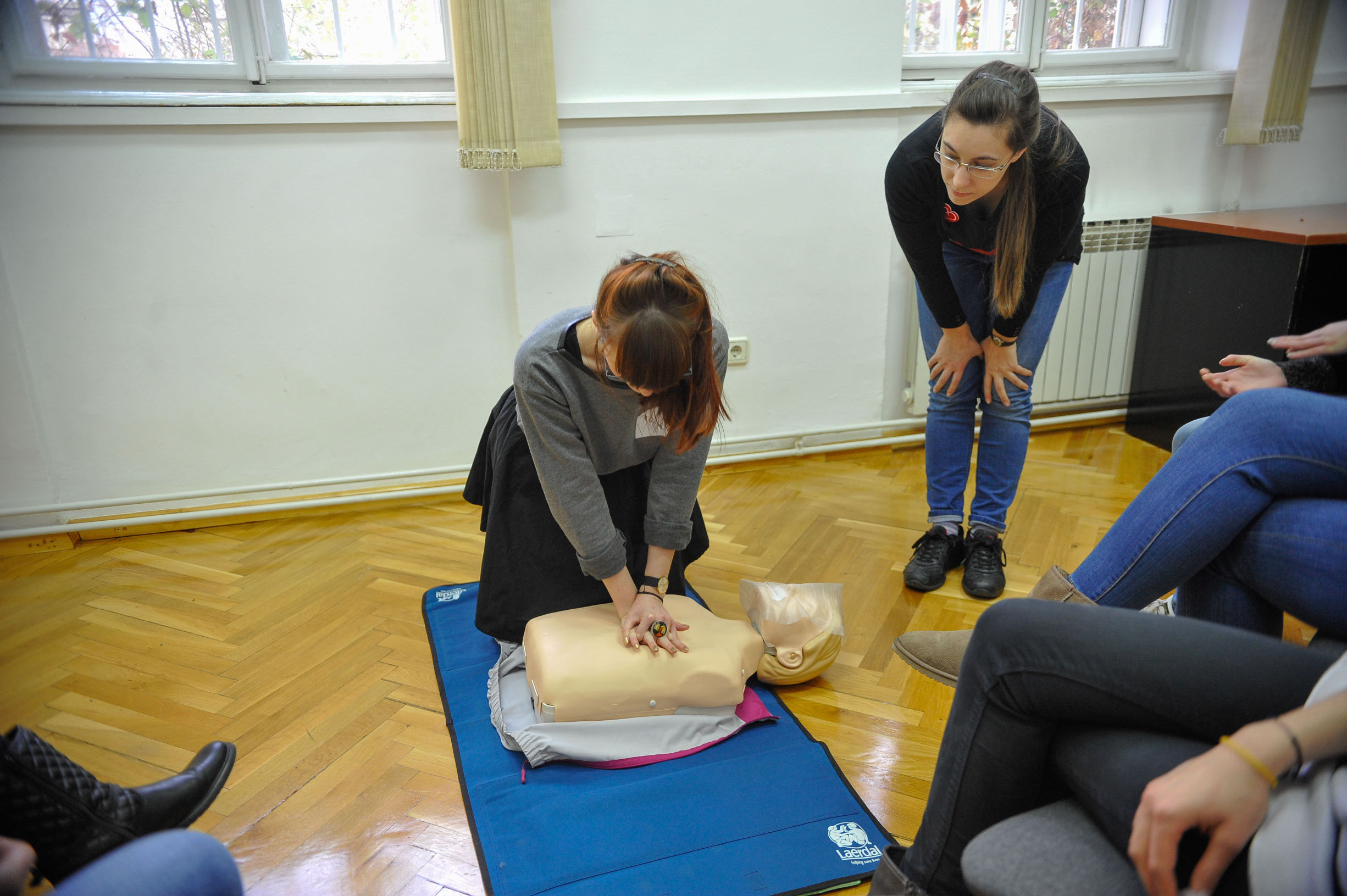Na radionicama građani će moći u malim grupama naučiti postupak oživljavanja samo s rukama, oživljavanje s umjetnim disanjem i upoznati se s radom automatskog vanjskog defibrilatora.