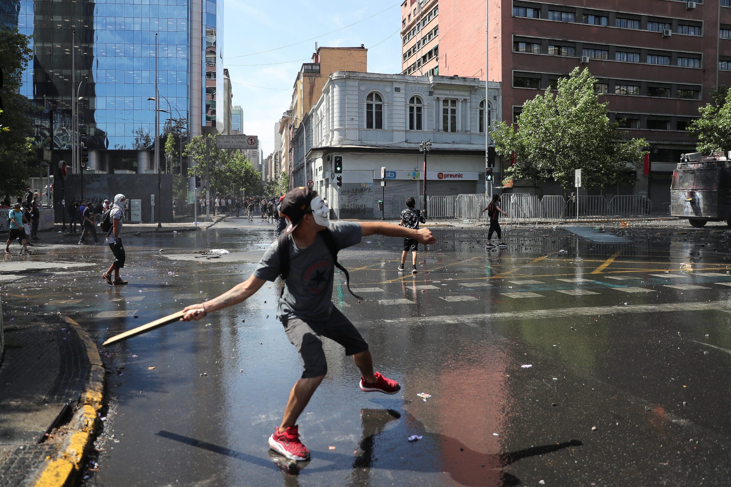 2019-11-12T201805Z_64612683_RC2W9D93WVBS_RTRMADP_3_CHILE-PROTESTS-STRIKE