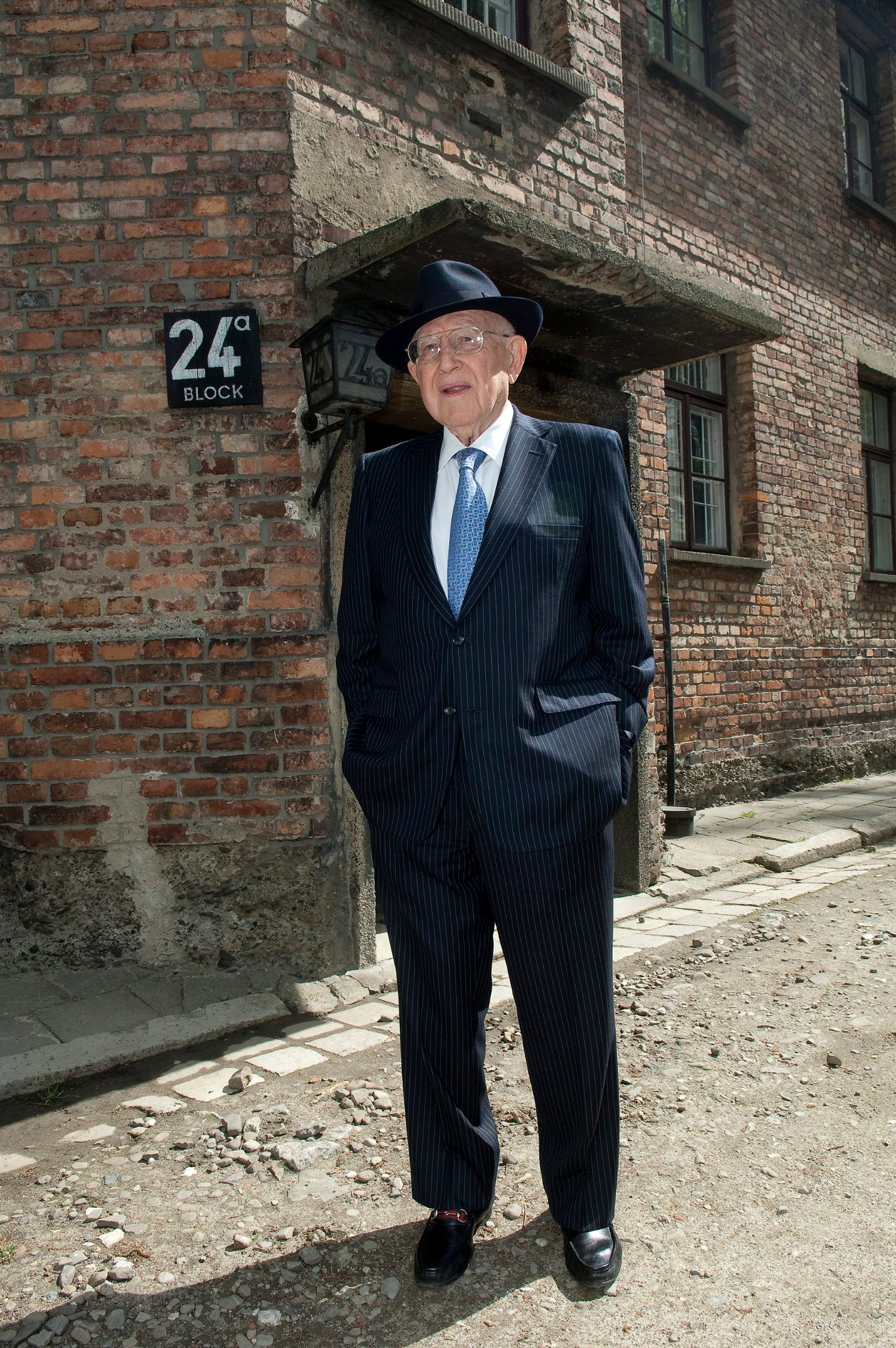 Branko Lustig snimljen u Aushwitzu 2011. godine