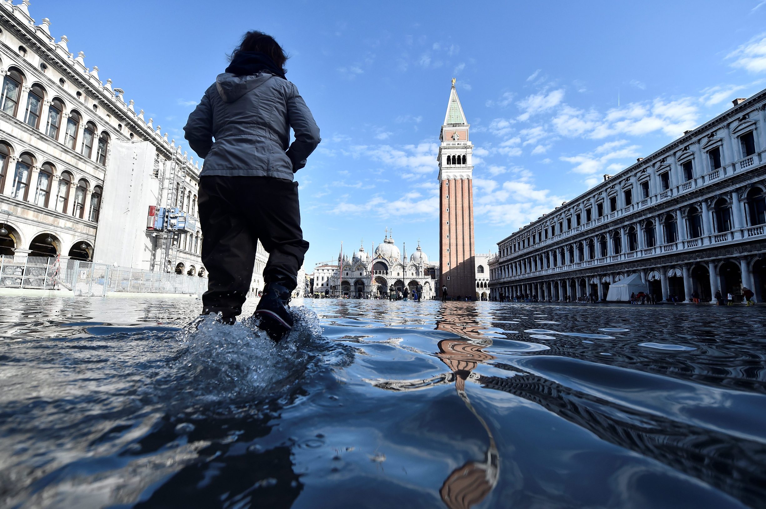 Od katastrofe 1966. (kada je teško postradala i Venezia, a ne samo Firenze) pa do danas uzalud su prošle 53 godine. Tada je „acqua alta“ dosegla rekordnih 194 centimetra, jučer samo sedam centimetara manje