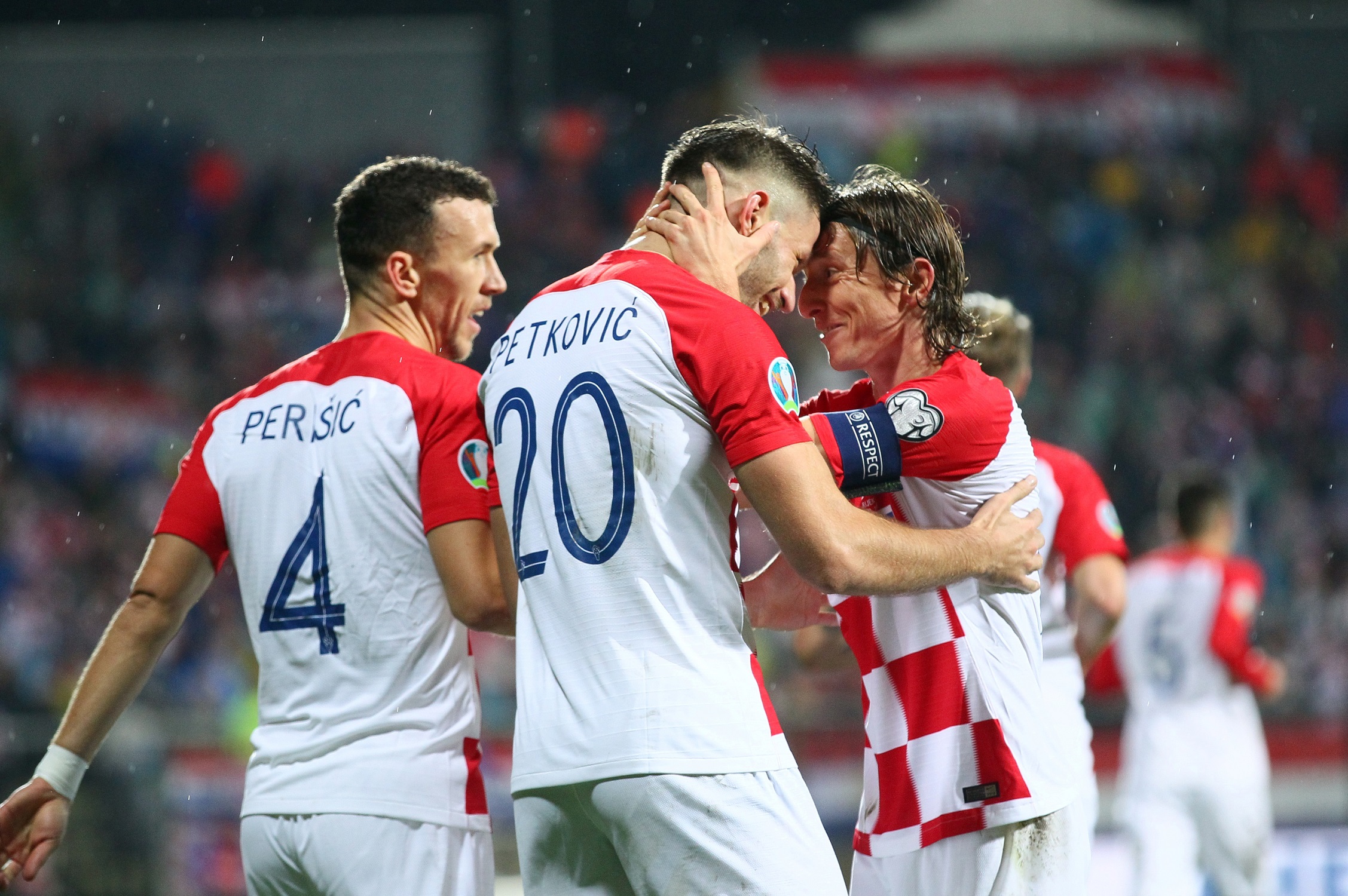 luka modrić bruno petković ivan perišić slavlje hrvatska slovačka foto