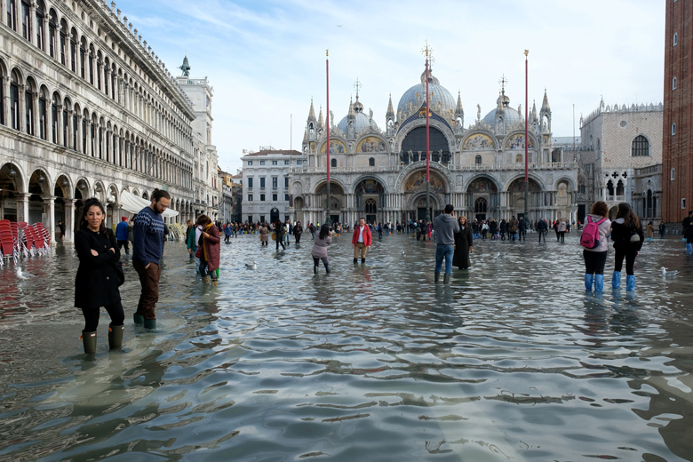 2019-11-16T123316Z_699564072_RC2CCD9VZ36O_RTRMADP_3_ITALY-WEATHER-VENICE_1