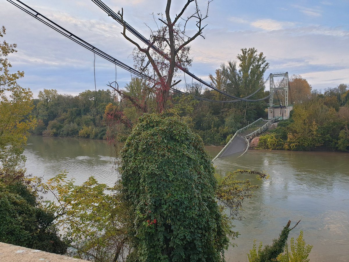 2019-11-18T114711Z_1082617152_RC2NDD9CTKGB_RTRMADP_3_FRANCE-ACCIDENT-BRIDGE