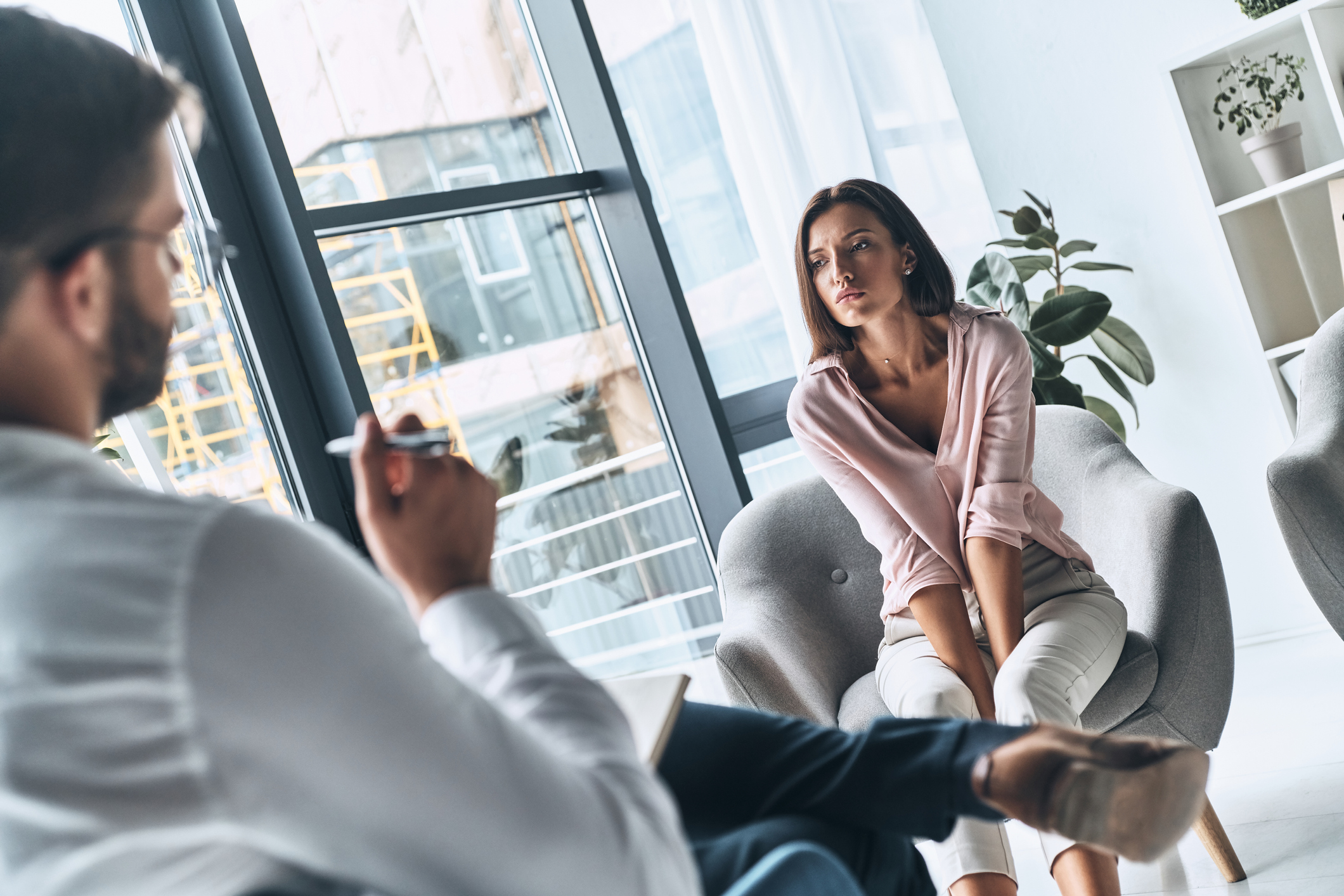 Prije donošenja konačne odluke većina voli poslušati tuđe mišljenje, najčešće se konzultiraju sa članovima obitelji (49 posto), partnerom (44 posto) i prijateljima (28 posto), dok svaka peta osoba tu važnu odluku donosi samostalno.