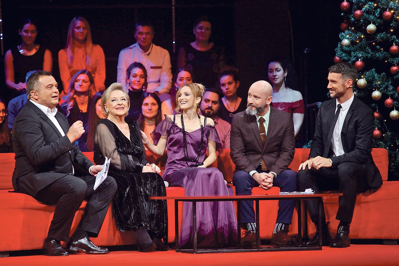 Gabi će društvo  u božićnoj emisiji na pozornici praviti Antonija i Aljoša Šerić, voditelji Duško Ćurlić i Ivan Vukušić, te mlade pjevačice koje su gledatelji imali priliku upoznati kroz serijal glazbenih emisija