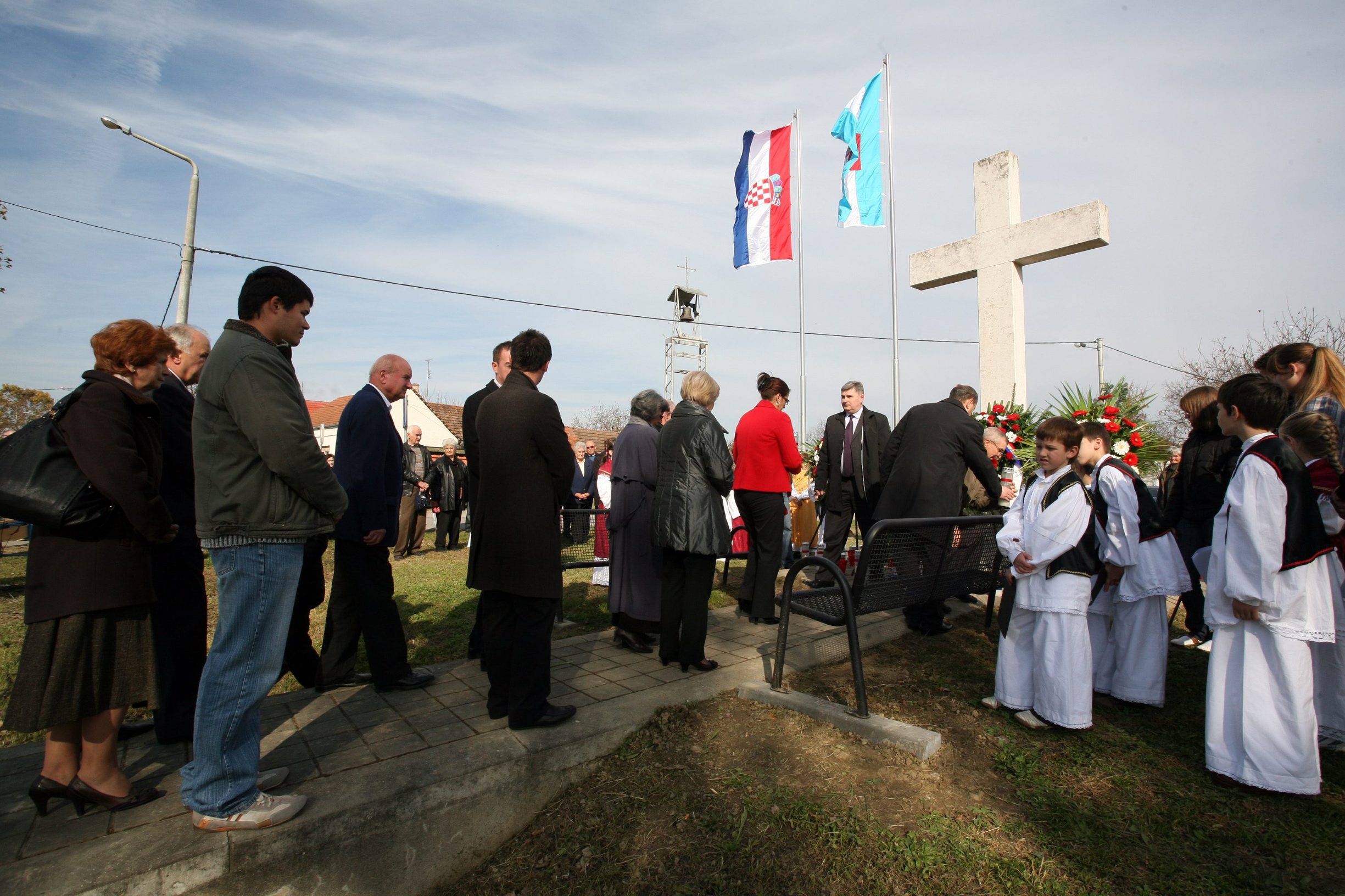 Spomen-križ u naselju Lužac (arhiva)