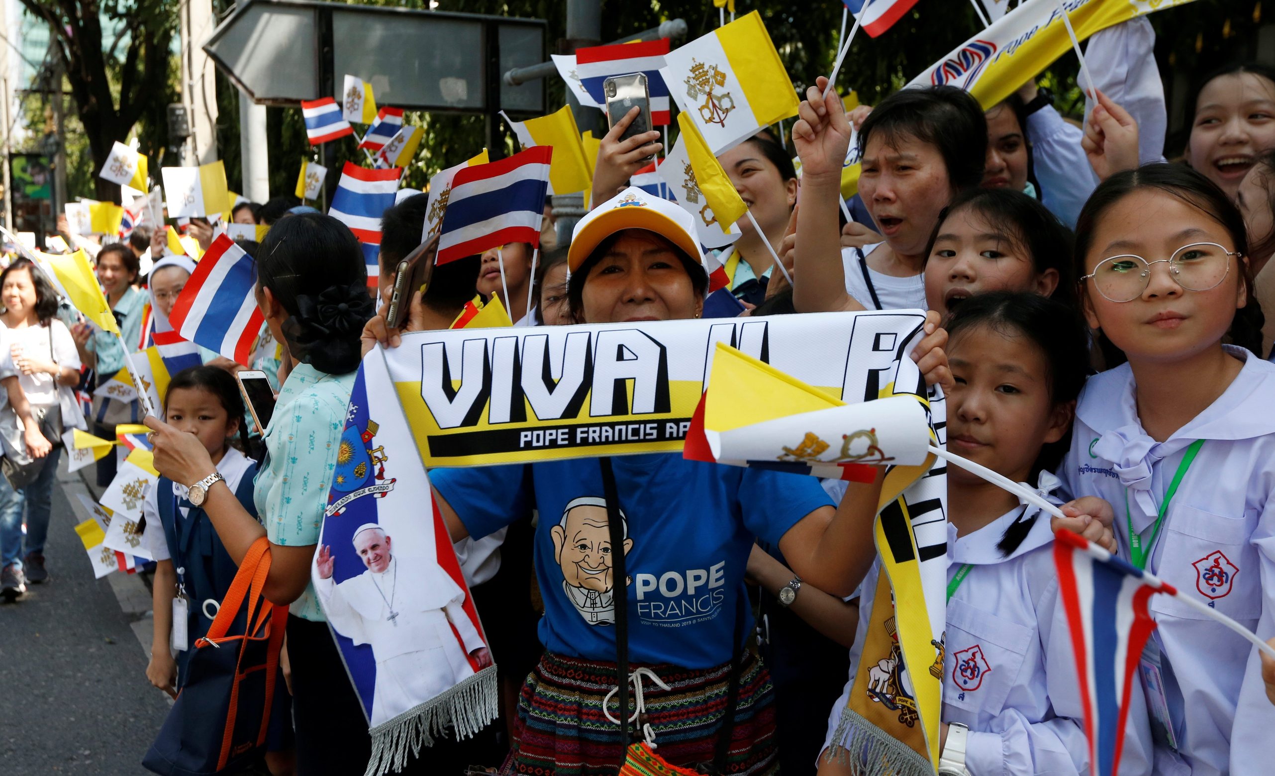 2019-11-20T064053Z_832416058_RC2UED92AOV3_RTRMADP_3_POPE-THAILAND-ARRIVAL