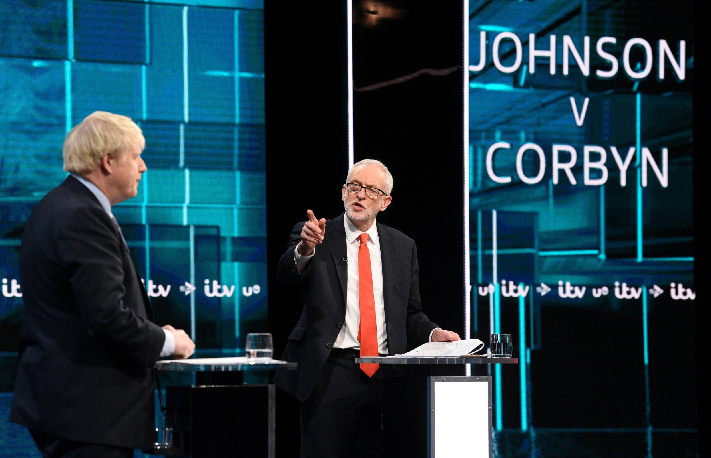 Lider konzervativaca Boris Johnson i lider laburista Jeremy Corbyn tijekom televizijske debate uoči izbora u Londonu, 19. Studeni, 2019. 