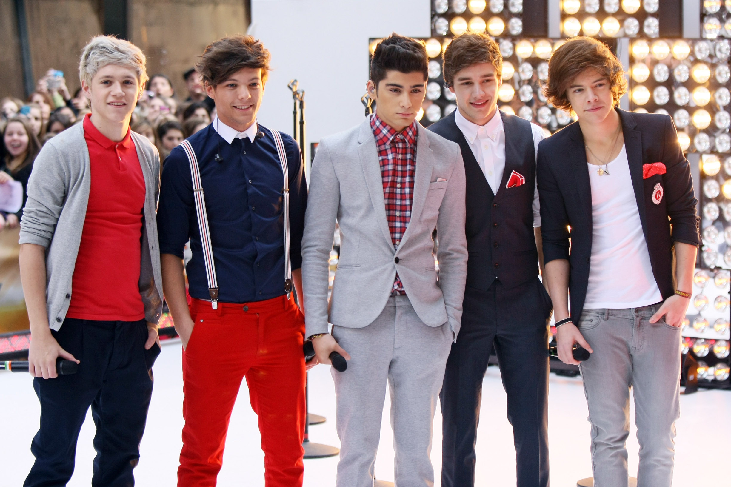 Niall Horan, Louis Tomlinson, Zayn Malik, Liam Payne i Harry Styles na pozornici 2012. godine 