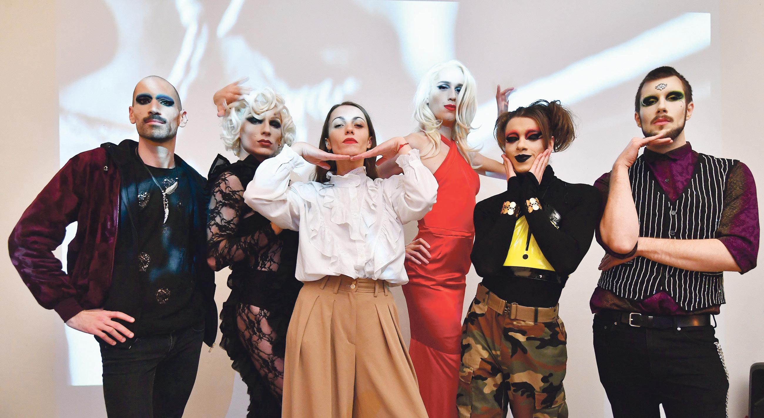 Santana (u sredini u bijeloj košulji) s House of Flamingo, dragovima koji su glavni likovi njenog kratkometražnog filma