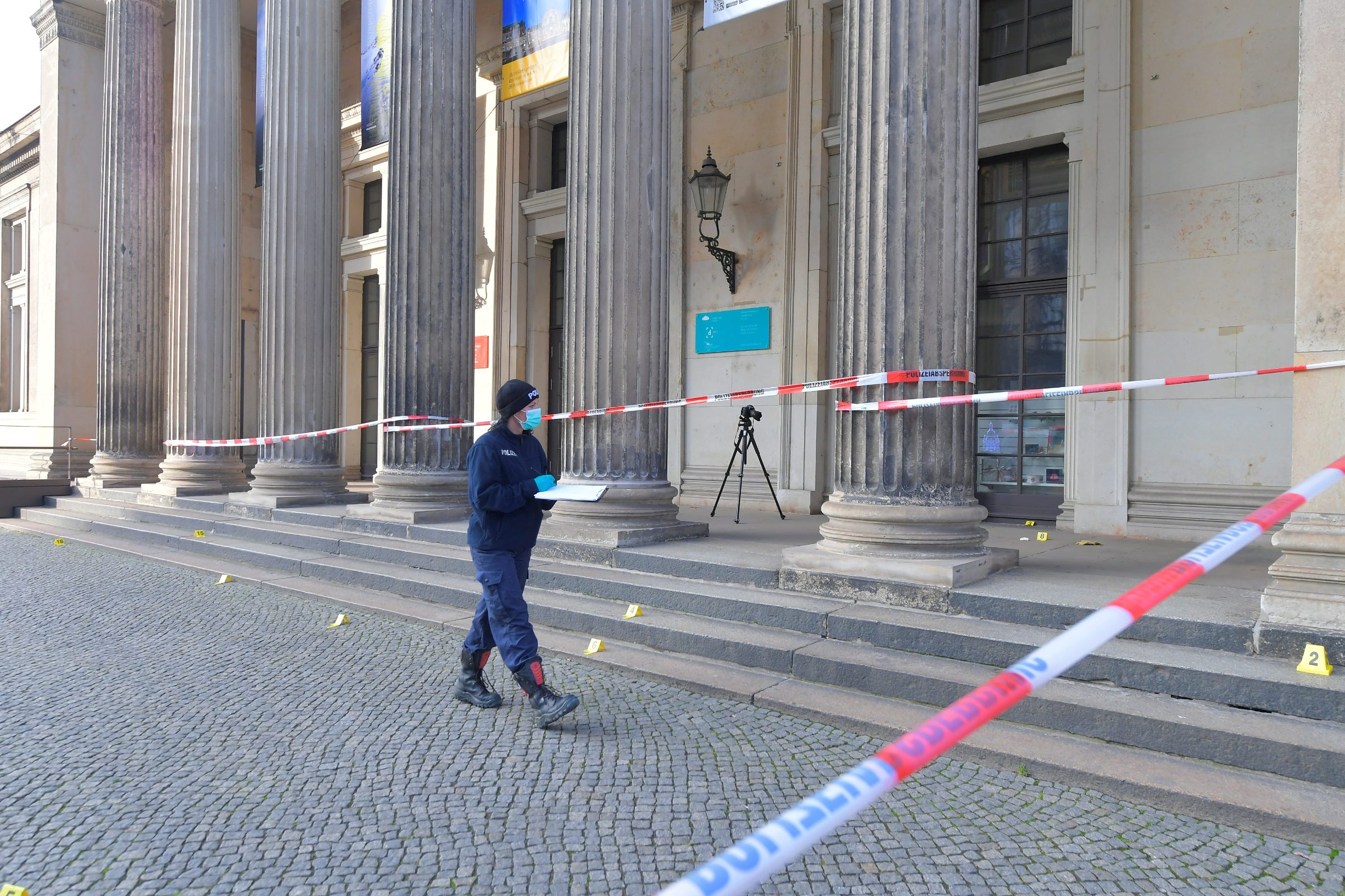 2019-11-25T100853Z_959937664_RC2AID9V8172_RTRMADP_3_GERMANY-ROBBERY