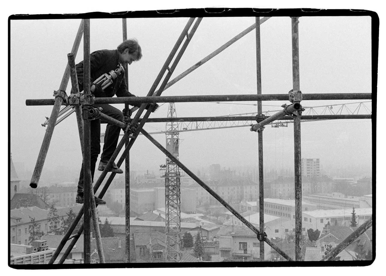 Student režije Vinko Brešan i sam je pomogao kolegama snimateljima, katkad u pogibeljnim uvjetima.