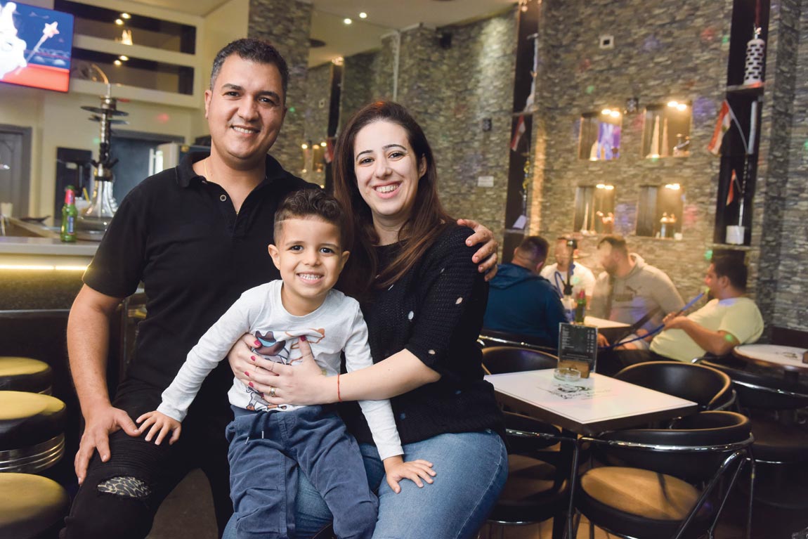 Carol Al Korba i njen suprug Hany Suleiman sa sinčićem  Adelom u Shisha i coffee baru Burj Khalifa u Maksimirskoj ulici u Zagrebu