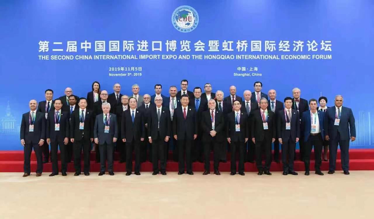  2. Kineski međunarodni uvozni sajam u Šangaju: Zajednička fotografija, Predsjednik NR Kine Xi Jinping i bivši hrvatski predsjednik Stjepan Mesić