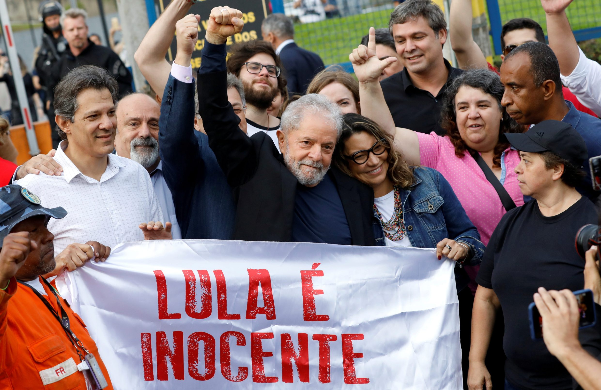 Luiz Inacio Lula da Silva sa svojim pristašama nakon izlaska iz zatvora