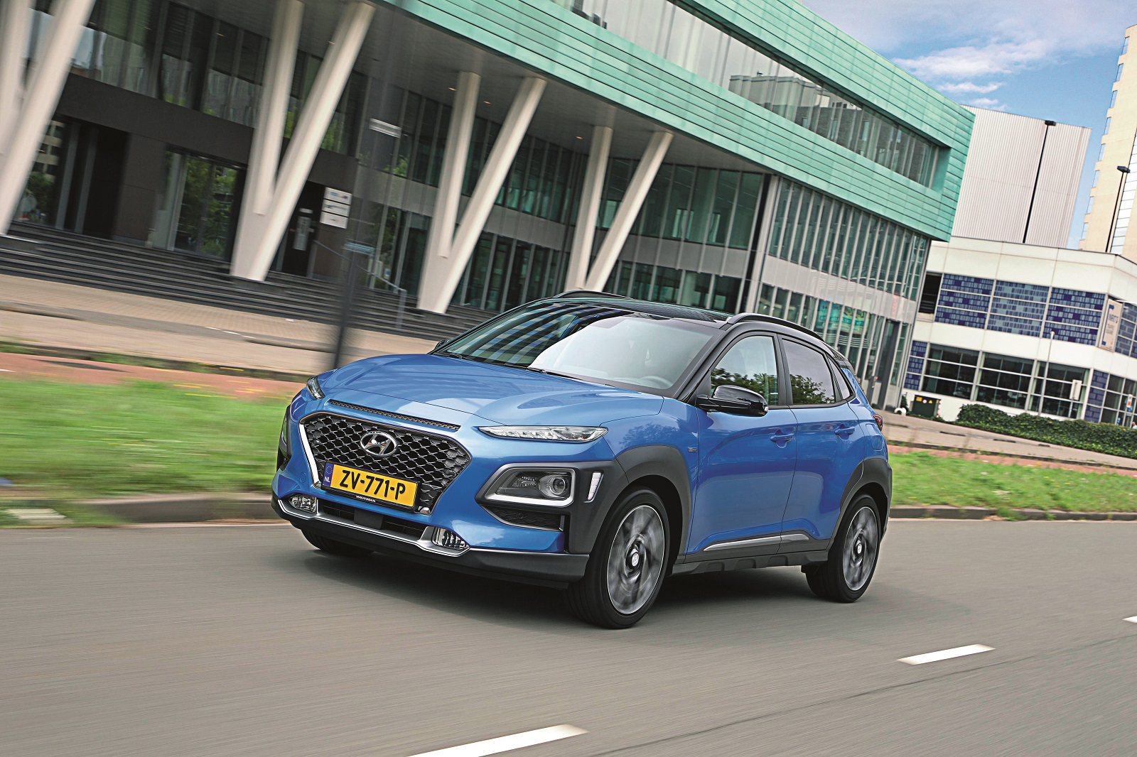 hyundai-kona-hybrid-blue-lagoon-07