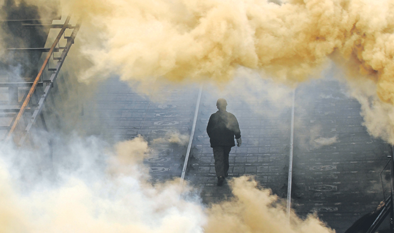 Radnik izlazi iz tvornice u kineskom gradu Changzhiju