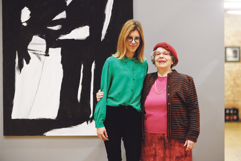 Jasmina Šarić, kustosica Laube, s Lucijom Horvat,  udovicom umjetnika Miljenka Horvata
