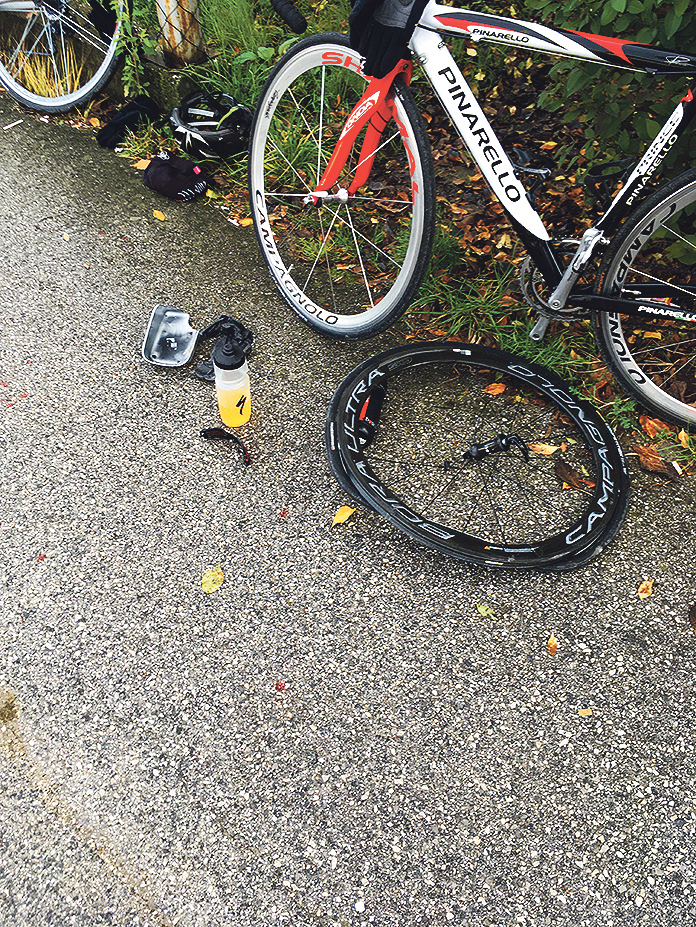 Prizor na mjestu nesreće bio je strašan. Neki bicikli bili su polomljeni, a po kolniku je bilo krvi ozlijeđenih biciklista