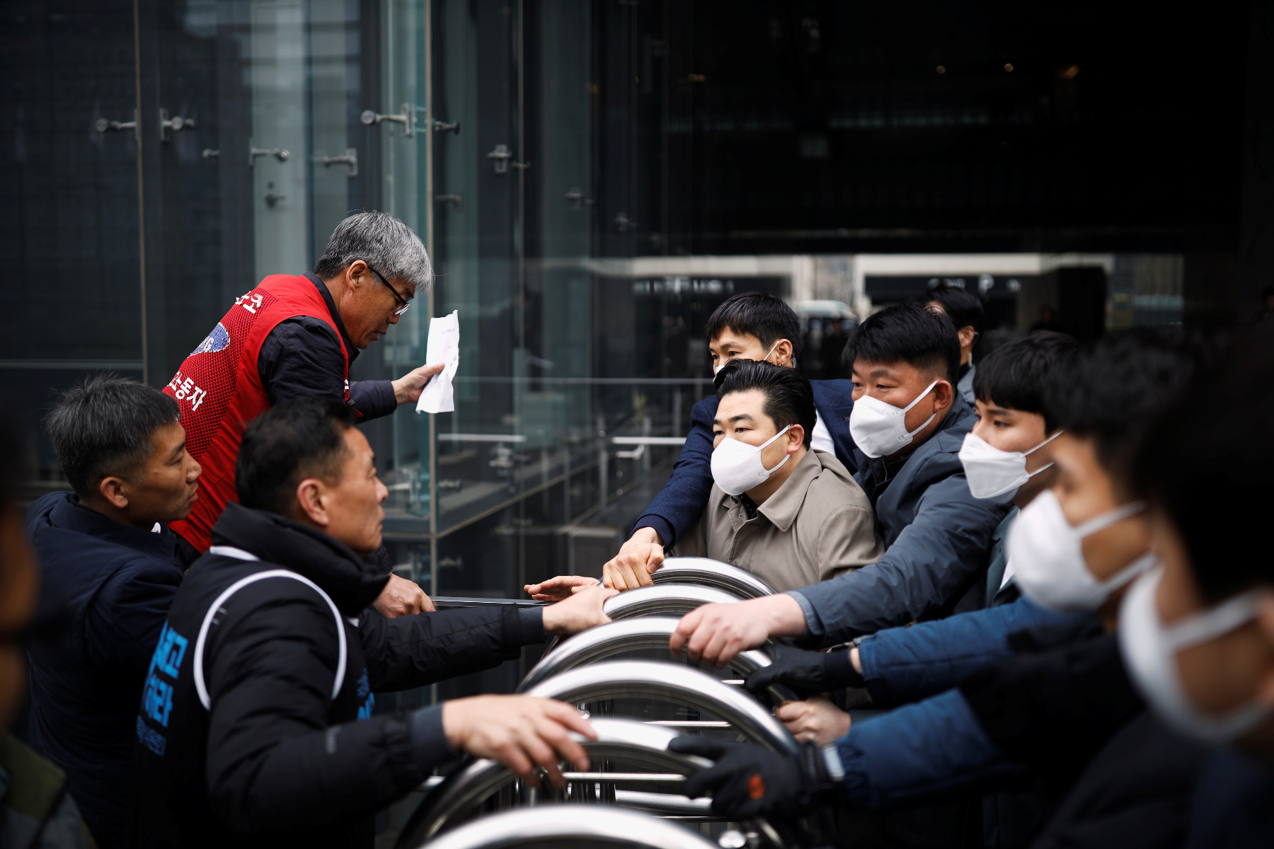 Članovi sindikata pokušavaju ući na godišnji sastanak Samsungove Uprave