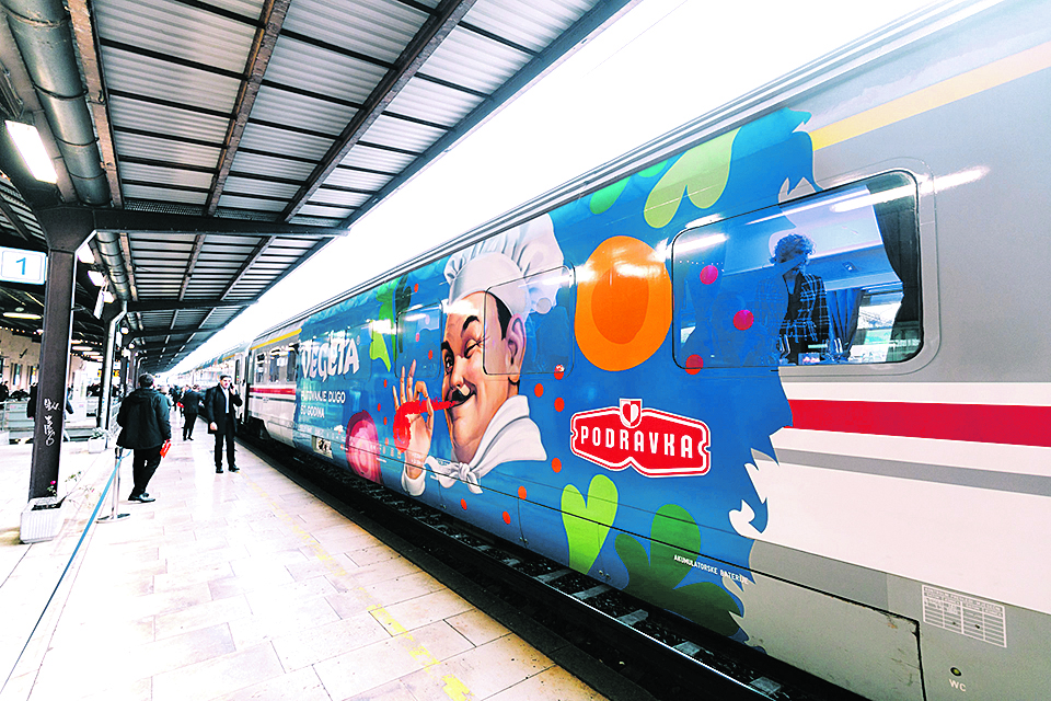 Feštom u vlaku Vegeta proslavila 60. rođendan