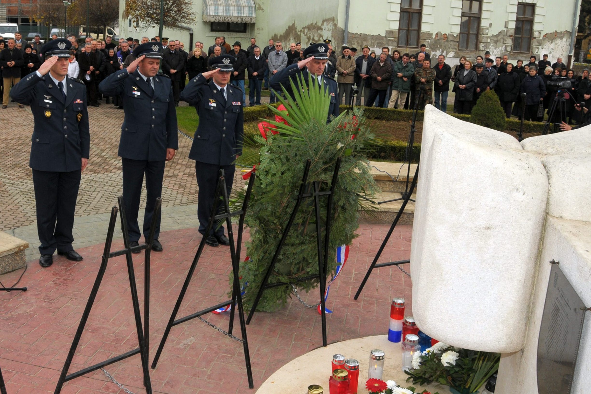 arhivska fotografija obilježavanja pogibije hrvatskih zrakoplovaca u Otoku