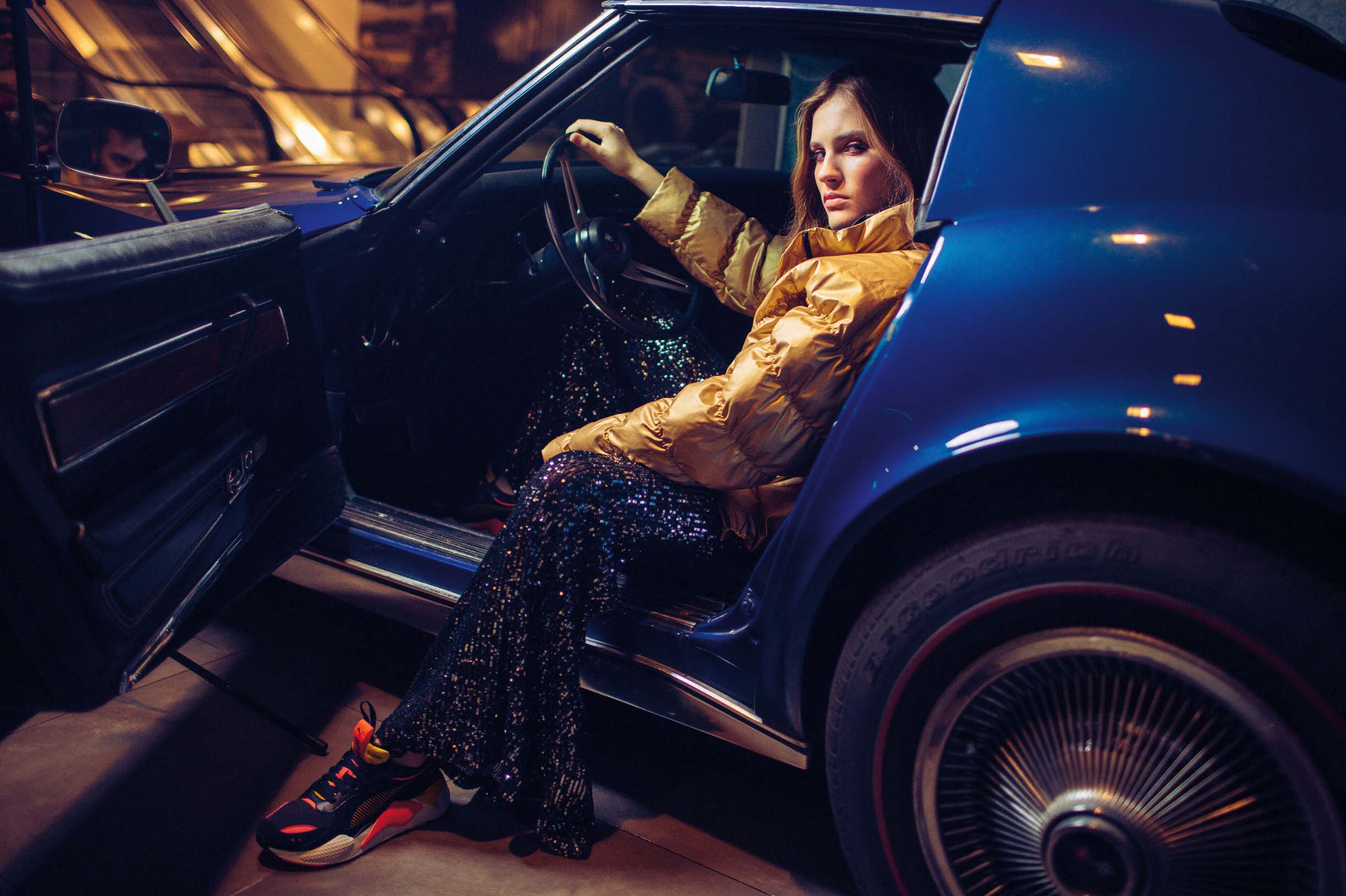 Auto CHEVROLET CORVETTE STINGRAY (1970.); 
Jakna 1399,95 kn NIKE
Dolčevitka 149,90 kn RESERVED
Hlače 399,90 kn ZARA
Tenisice 749,95 kn NIKE