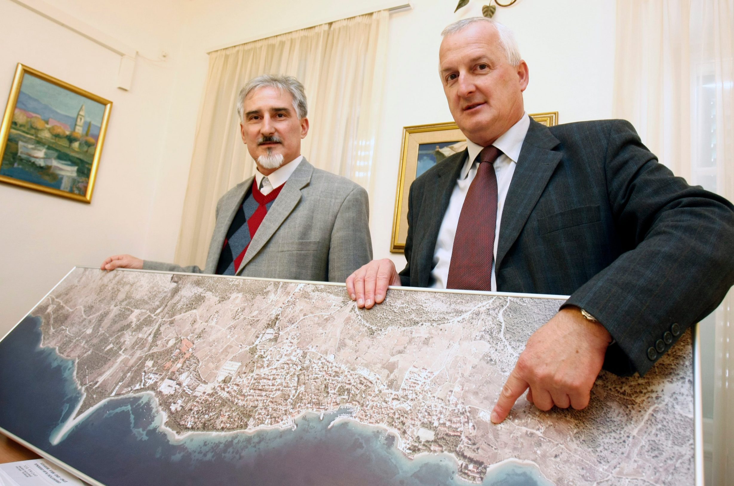 Tihomir Marinković, načelnik općine Bol, i Stipe Karmelić, pročelnik u općini Bol