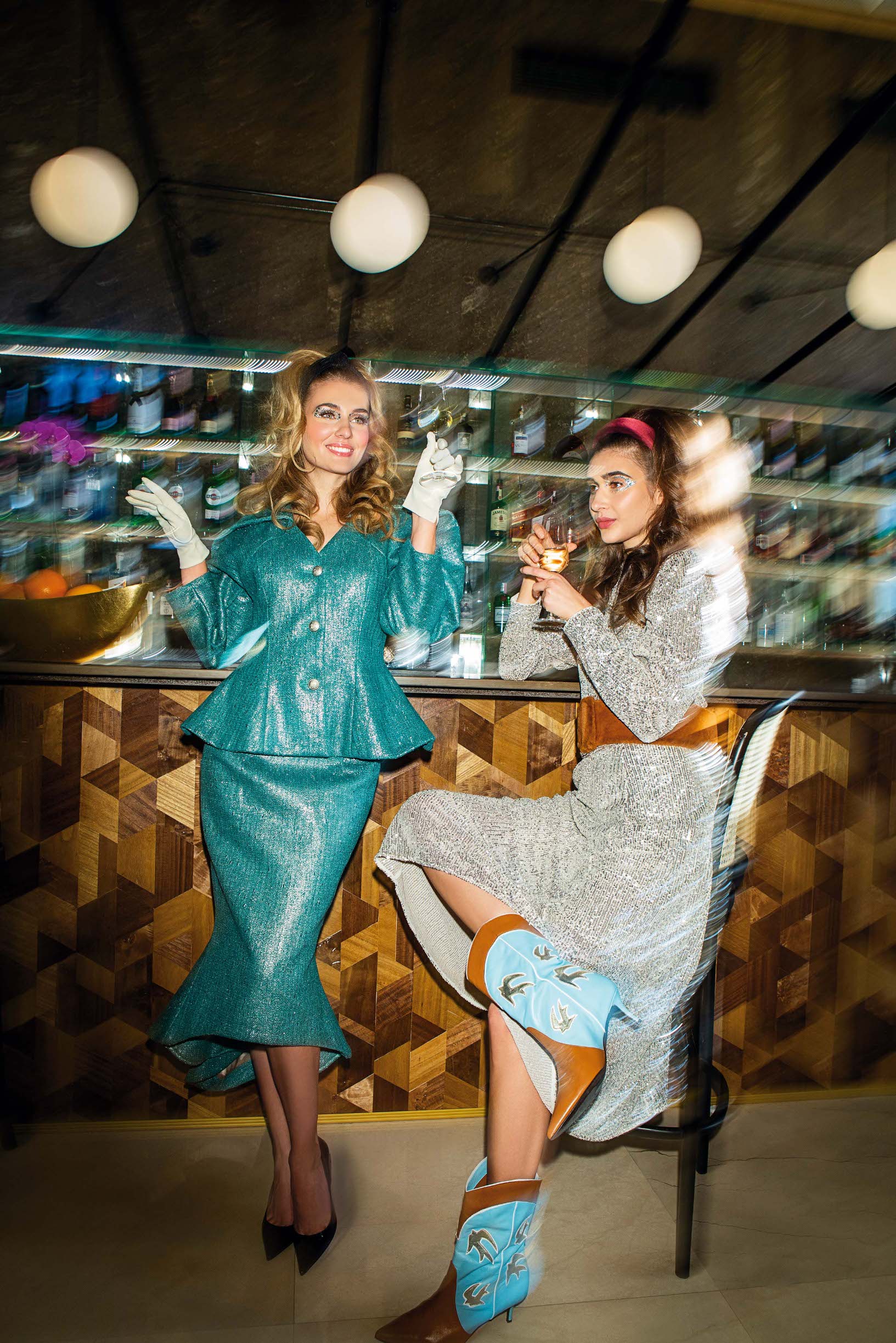 Lucia R. - Sako 2500 kn i suknja 1000 kn oboje TWINS; Obruč za kosu 54,90 kn
H&M; Cipele 4490 kn KARLA; Lucija B. - Majica 149,90 kn i suknja 299 kn oboje H&M; Remen 670 kn MAX&CO.; Čizme 1990 kn MALAI CONCEPT STORE;
Obruč za kosu 39,90 kn H&M