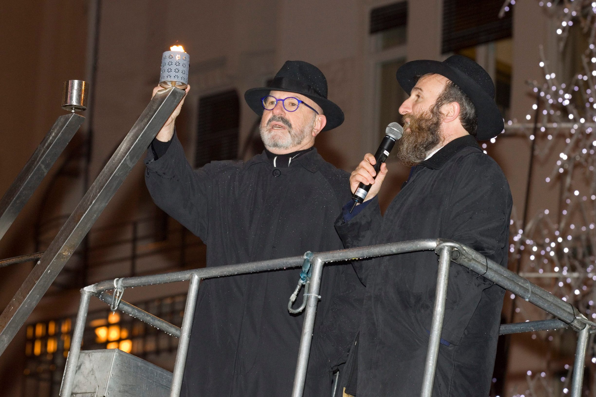 Rabin Zaklos je u društvu veleposlanika Države Izrael Ilana Mora zapalio prvu svijeću na menori povodom Hanuke