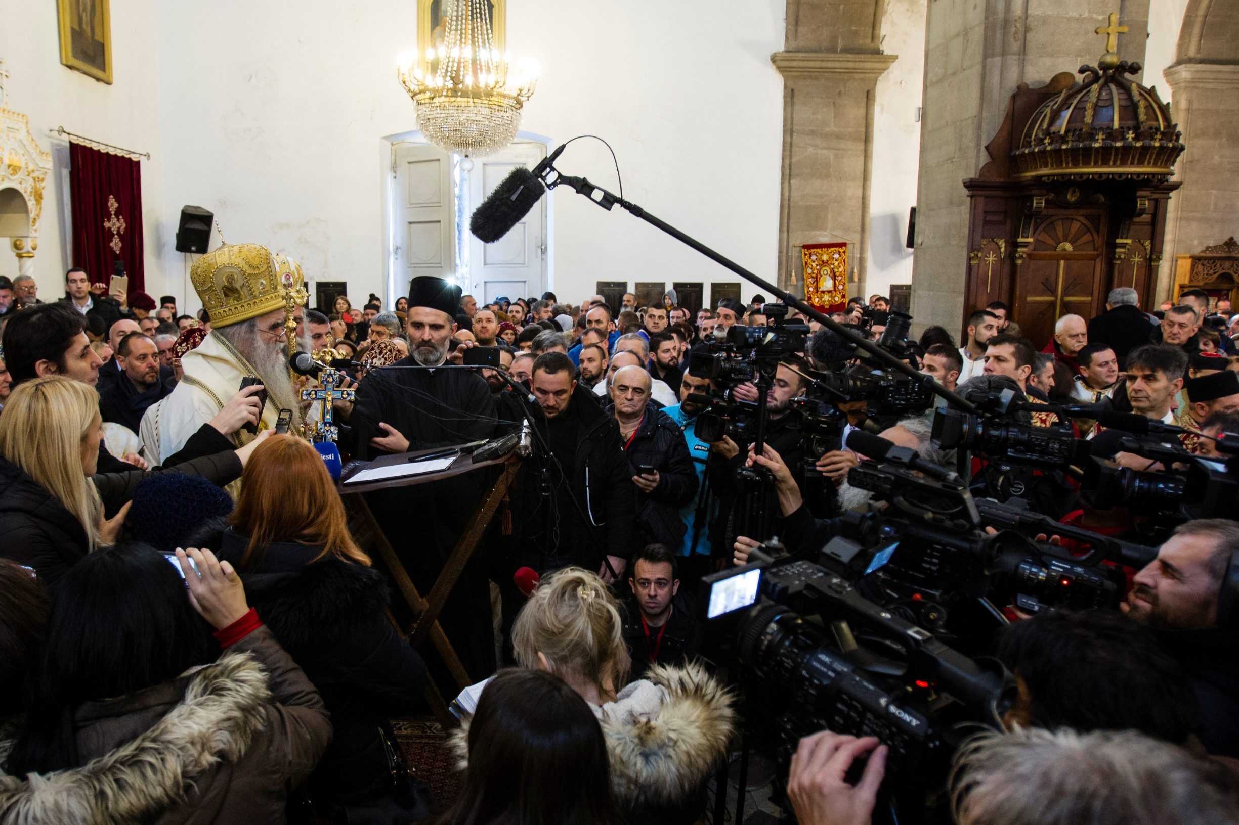 Mitropolita Srpske pravoslavne crkve u Crnoj Gori Amfilohija govori okupljenima protiv zakona o slobodi vjeroispovijesti