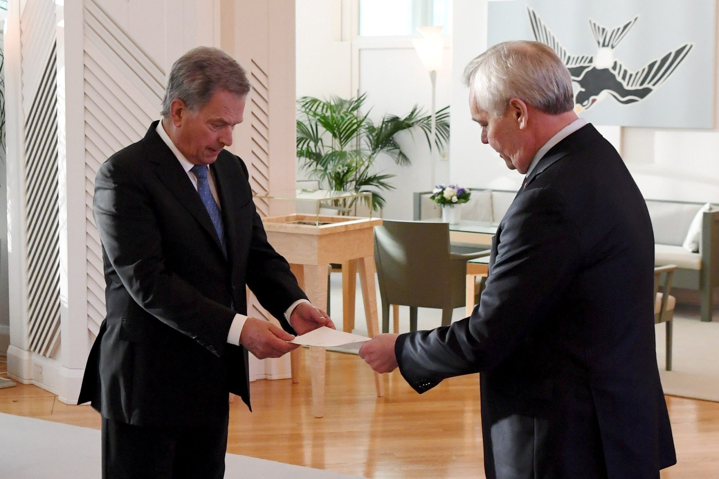 Premijer Finske Antti Rinne (desno), podnio je ostavku predsjedniku države zbog štrajka državnih službenika kompanije Posti