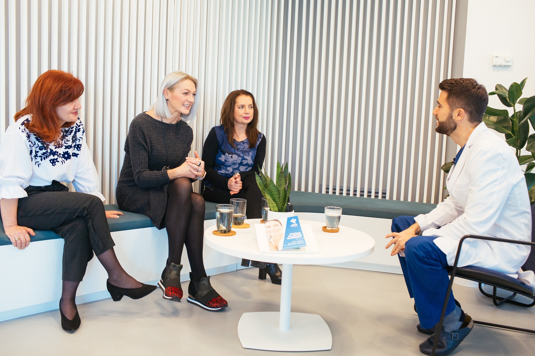 Pobjednice nagradnog natječaja Sanja Sorko, Sandra Kovač i Alenka Trokter s kirurgom Borisom Fulipovićem