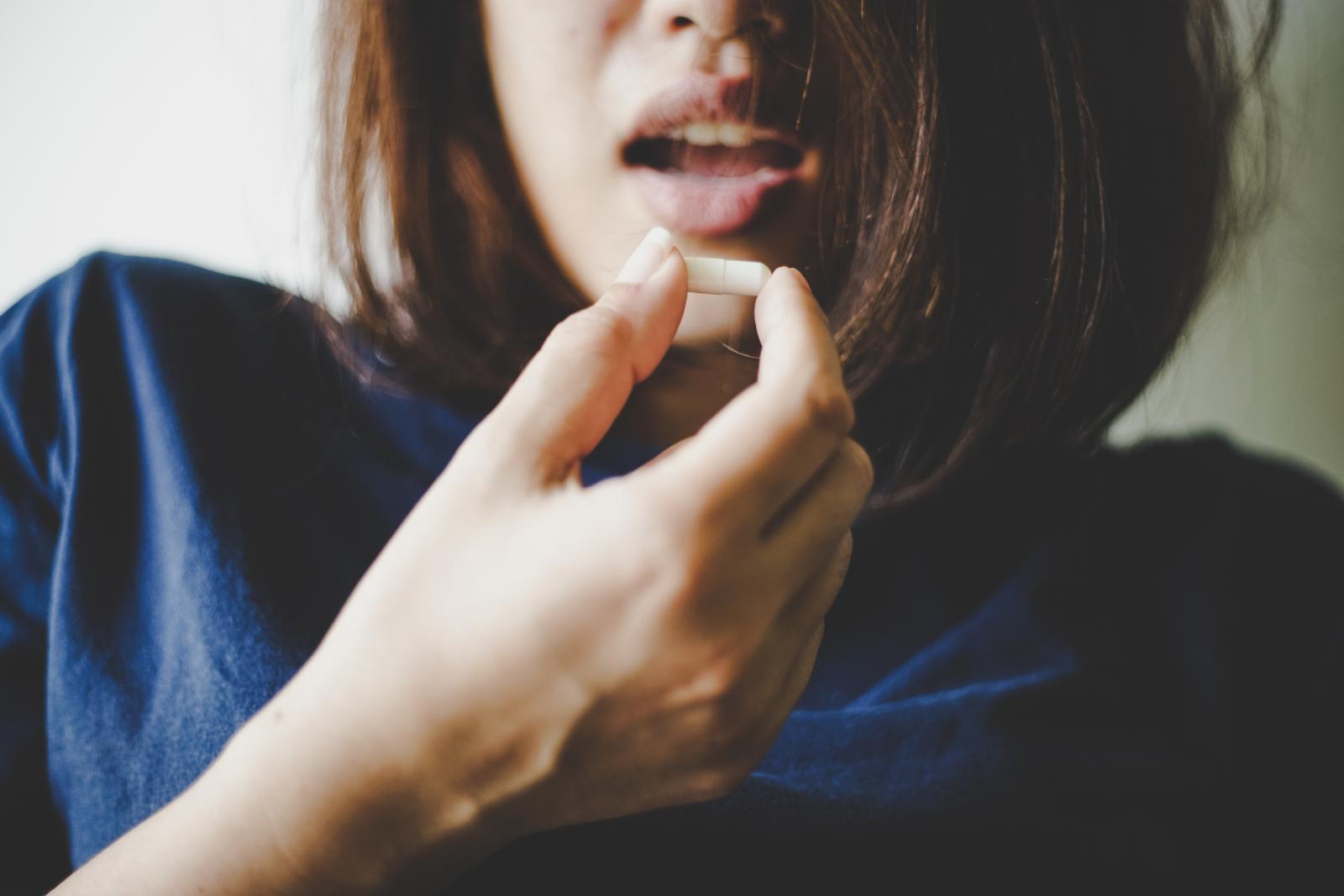 Najveća opasnost prijeti od bakterijske rezistencije - prekomjernim uzimanjem antibiotika i uzimanjem kada nam ne treba povećavamo vjerojatnost da će bakterije postati otporne na njih, pa nam antibiotici neće biti korisni kada ih doista budemo trebali. 