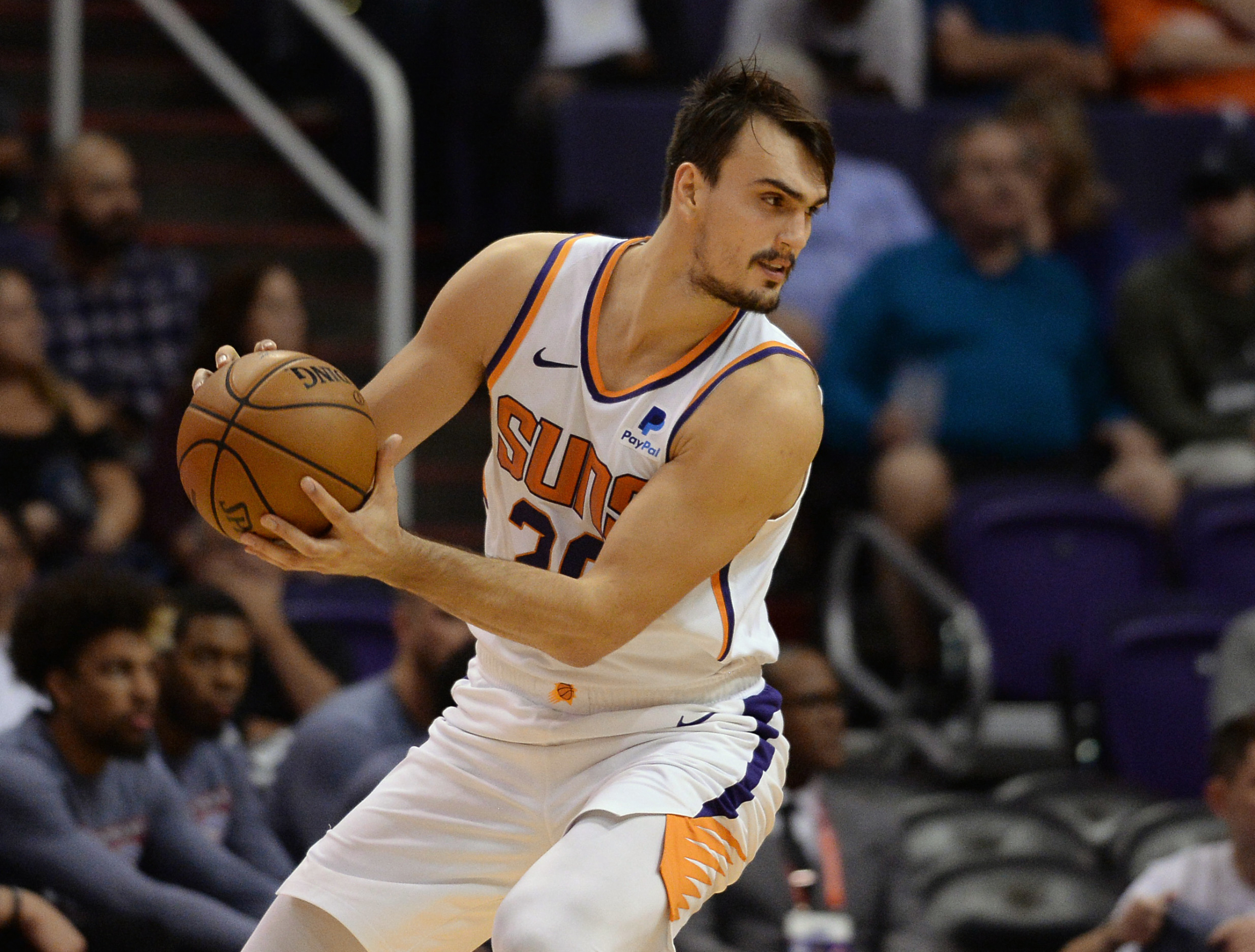 15. Dario Šarić (3,004.412 dolara) - Uoči starta NBA lige Šarić je iz Minnesote prešao u Phoenix i time si osigurao bolju poziciju na kraju sezone. Jer, idućeg ljeta bi Šibenčanin, ako se, naravno, dokaže, trebao potpisati “ugovor života” prema kojemu bi se puno više uspeo na ljestvici najplaćenijih domaćih sportaša.
