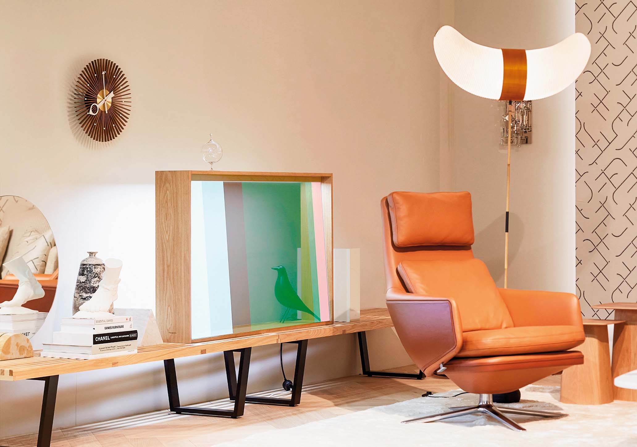 DANIEL RYBAKKEN FOR VITRA Televizor Panasonic skriven u staklenoj vitrini