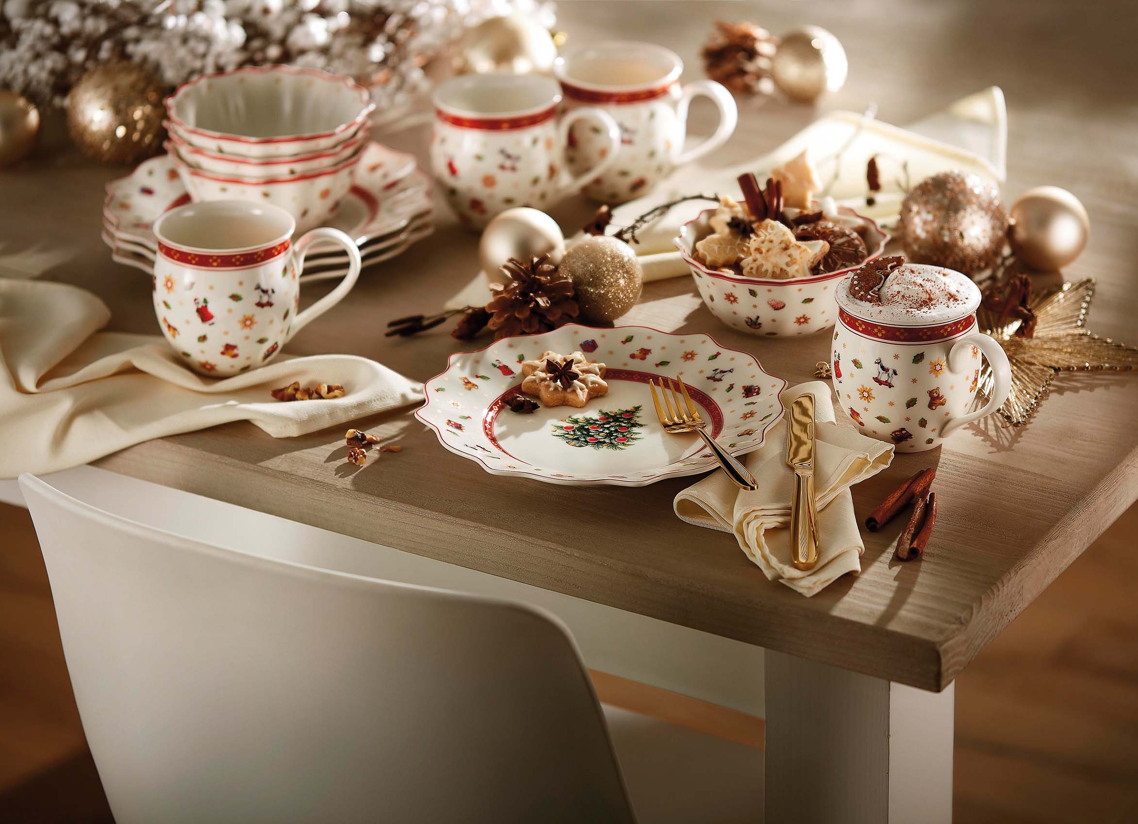 Set plitkih tanjura, 8 komada (prije 1190 kn, s popustom 949,00 kn); 
Set velikih šalica za kavu, 4 komada (prije 599 kn, s popustom 449,00 kn); Ukrasna zdjelica (prije 149 kn, s popustom 111,75 kn)