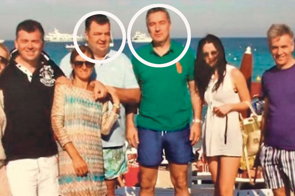 Tajkun Duško Knežević (u krugu lijevo) objavio je fotografiju snimljenu u St. Tropezu gdje je ljetovao zajedno s Đukanovićem (u krugu desno) koji sada tvrdi da oni nikada nisu bili prijatelji. U St. Tropezu, tvrdi Knežević, osobni kuhar bio im je glasoviti Gordon Ramsey 
