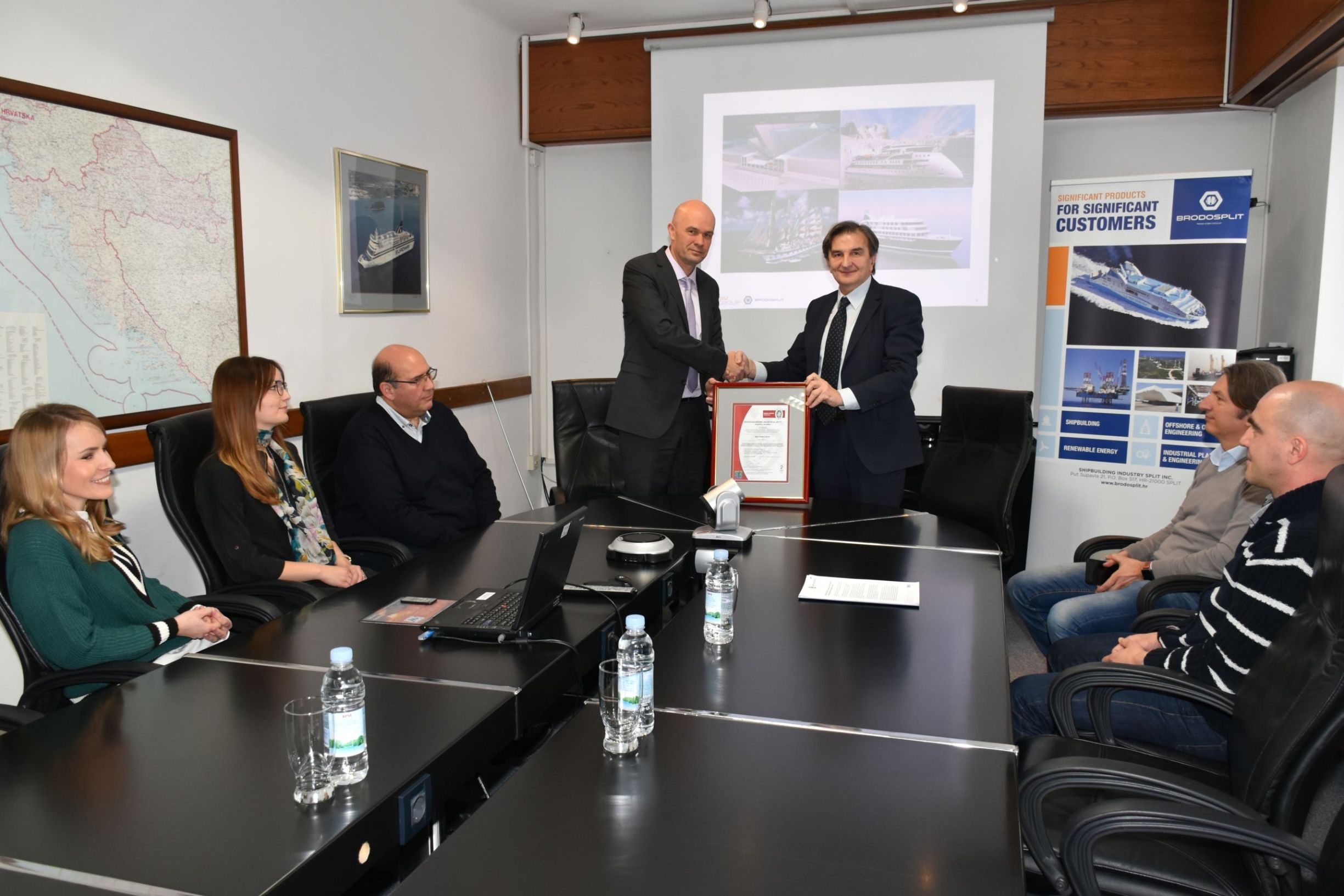 Predstavnik certifikacijske kuće Bureau Veritas Željko Pehar uručio je certifikat Zoranu Kunkeri, izvršnom direktoru i članu Uprave Brodosplita