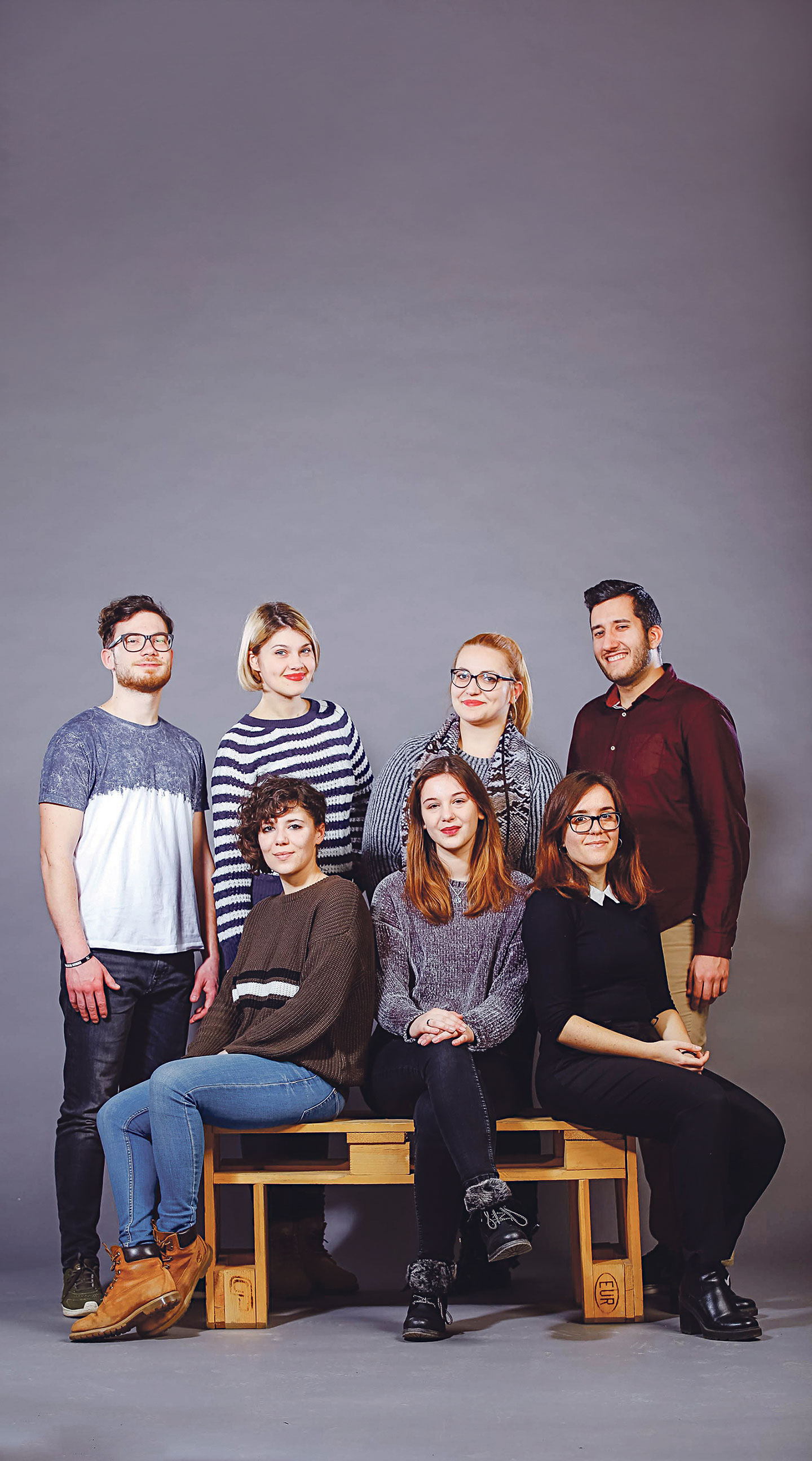 
U gornjem redu su: prvi lijevo Filip Rusin, u sredini Dora Kanjer i Matea Biloglav, a desno je Jakov Suto. U donjem redu prva lijevo je Lucija Grabovac, Karla Drezga je u sredini, a desno je Nikolina Brala