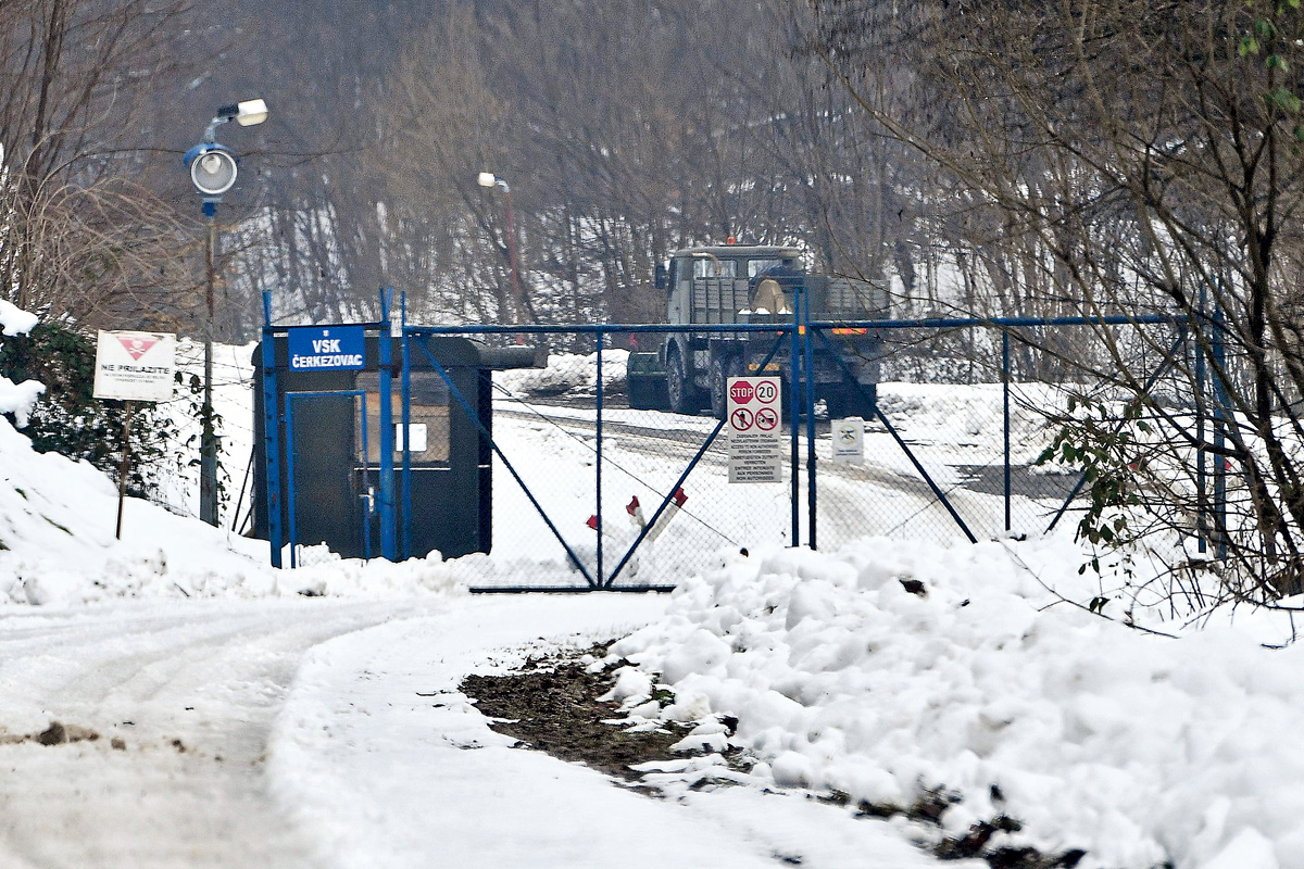 Na fotografiji: ulaz u vojarnu Čerkezovac
